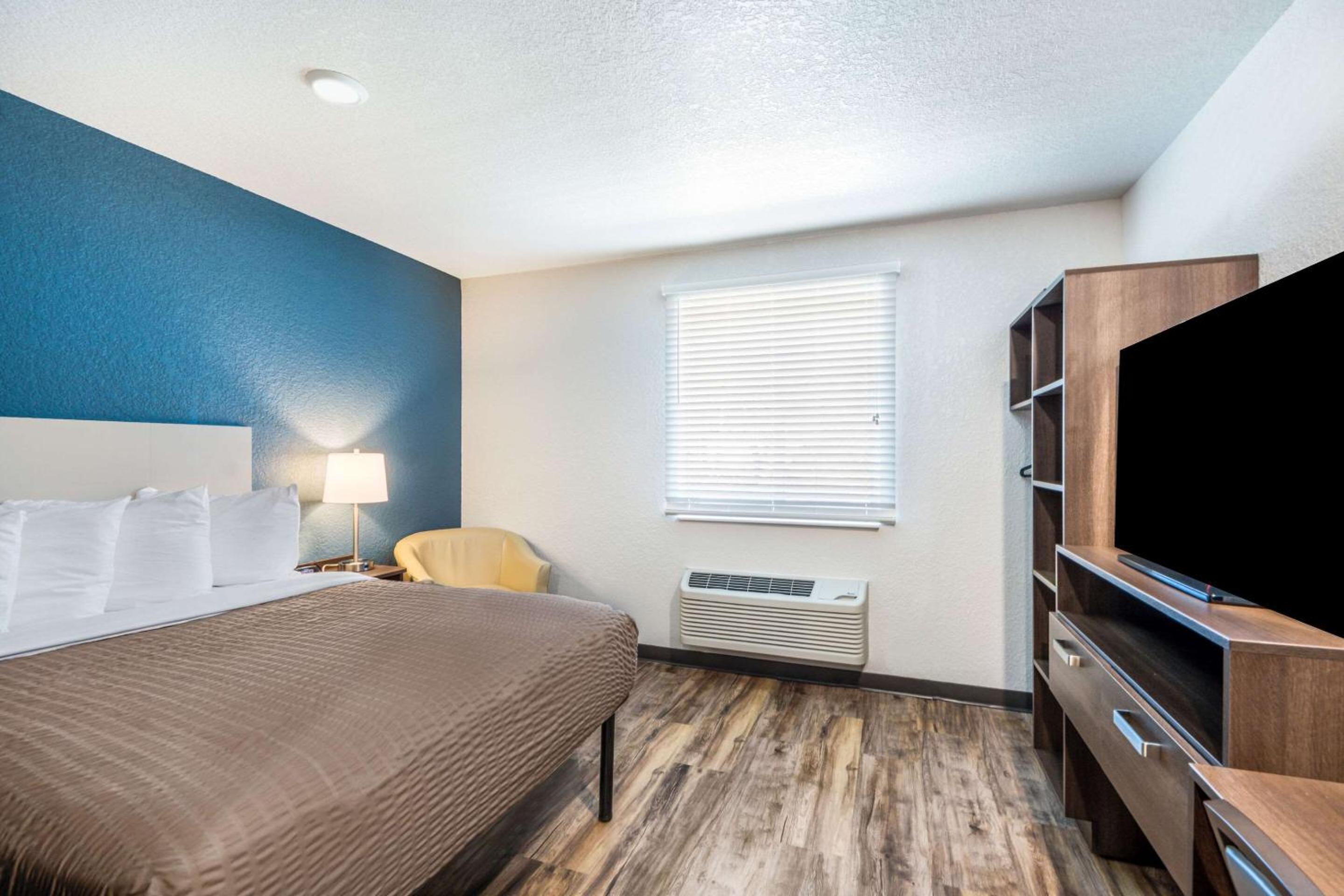 Queen Room  with Roll-In Shower - Disability Access/Non-Smoking - Photo 1