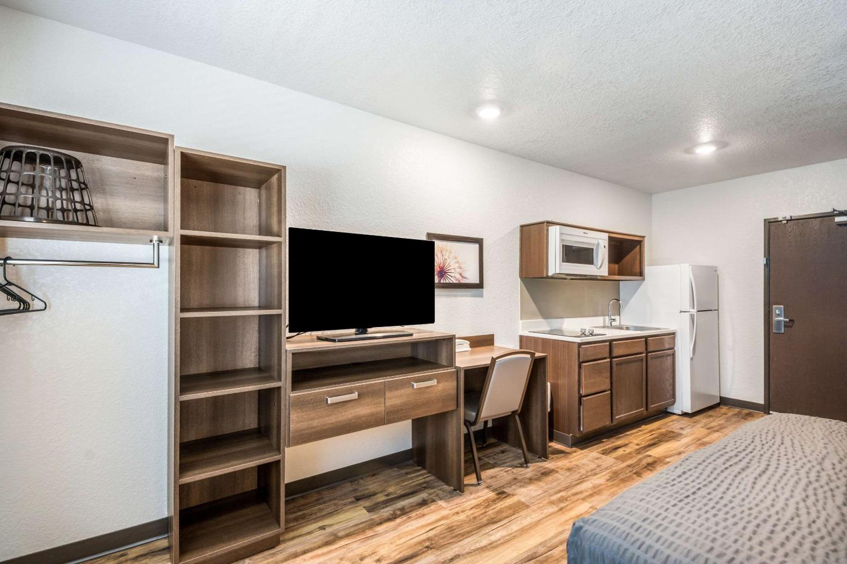 Queen Room  with Roll-In Shower - Disability Access/Non-Smoking - Photo 2
