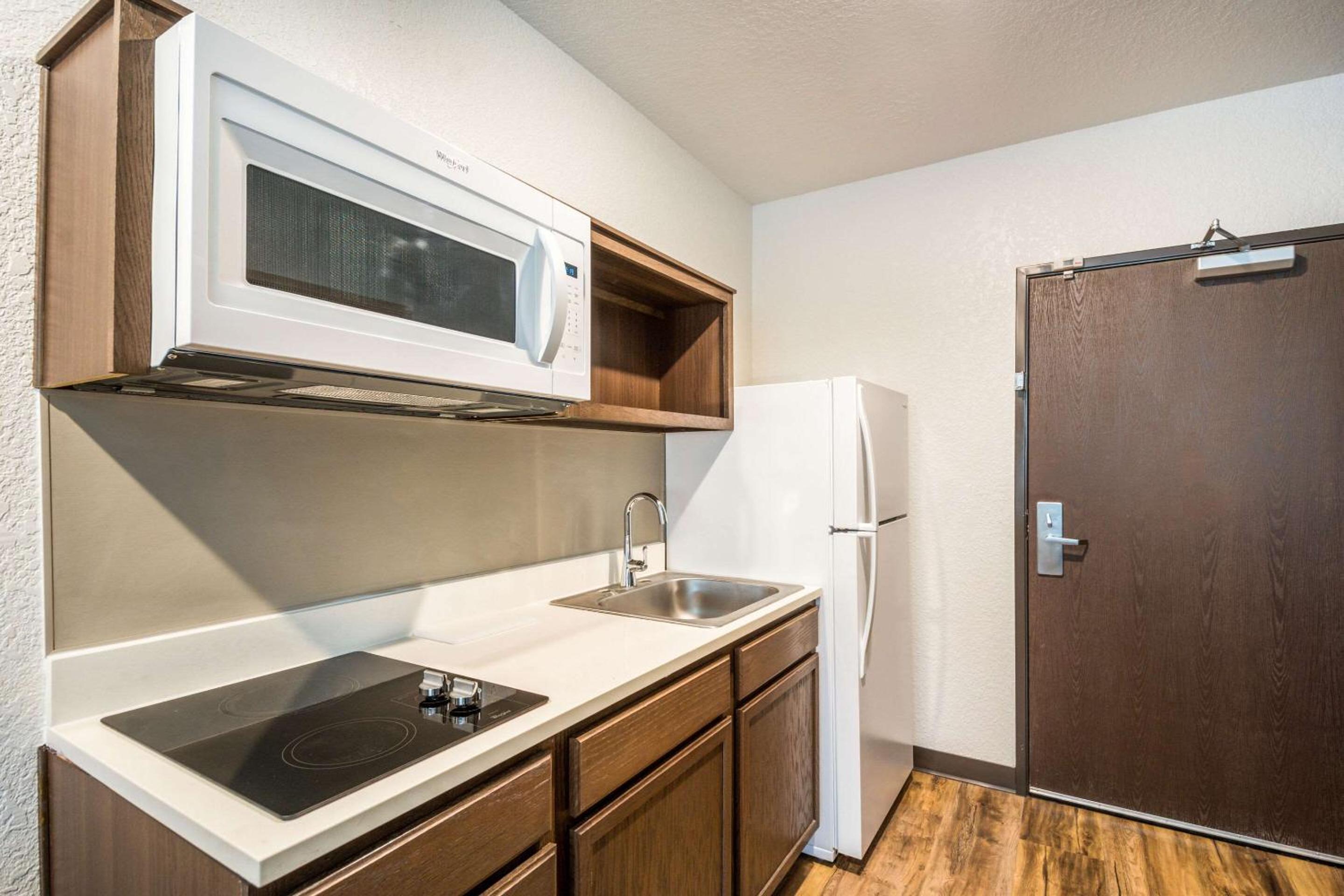 Queen Room  with Roll-In Shower - Disability Access/Non-Smoking - Photo 4