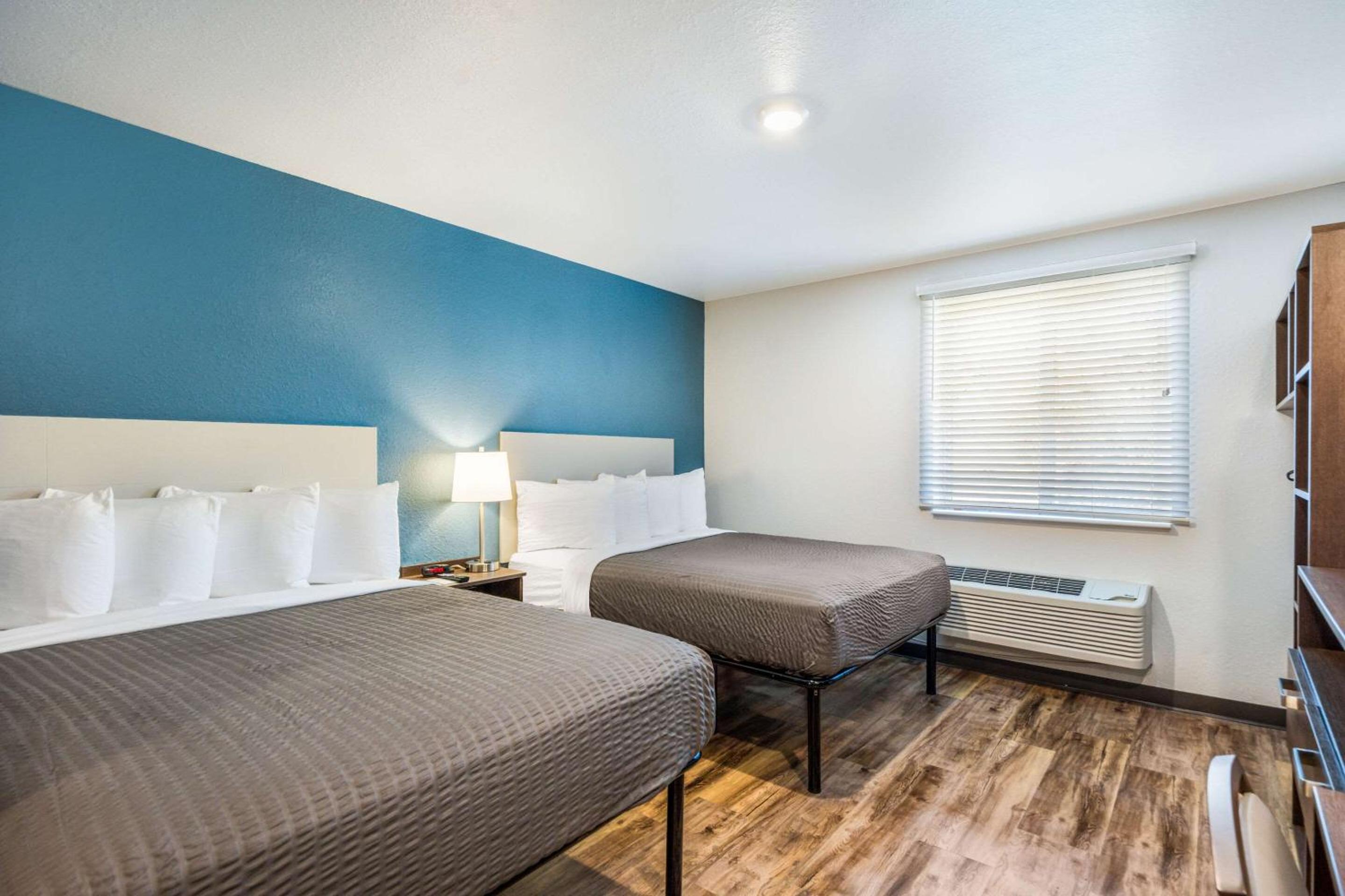 Standard Queen Room with Two Queen Beds - Non-Smoking - Photo 2