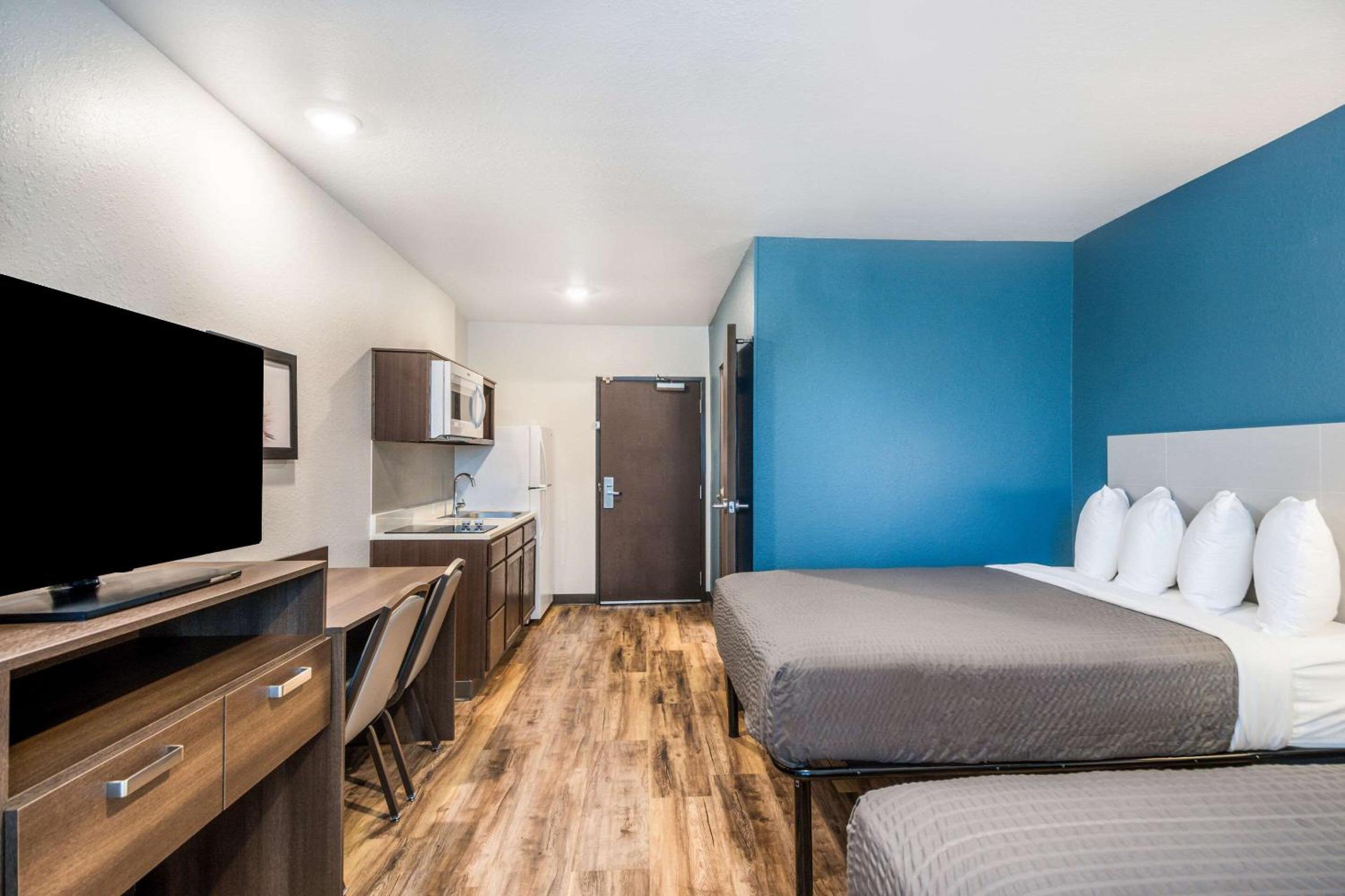 Standard Queen Room with Two Queen Beds - Non-Smoking - Photo 4