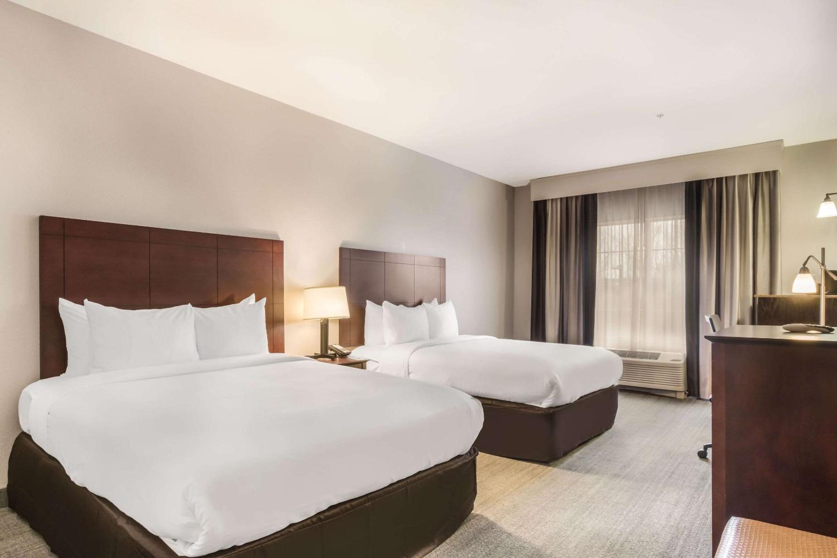 Queen Room with Two Queen Beds - Accessible/Non Smoking - Photo 3