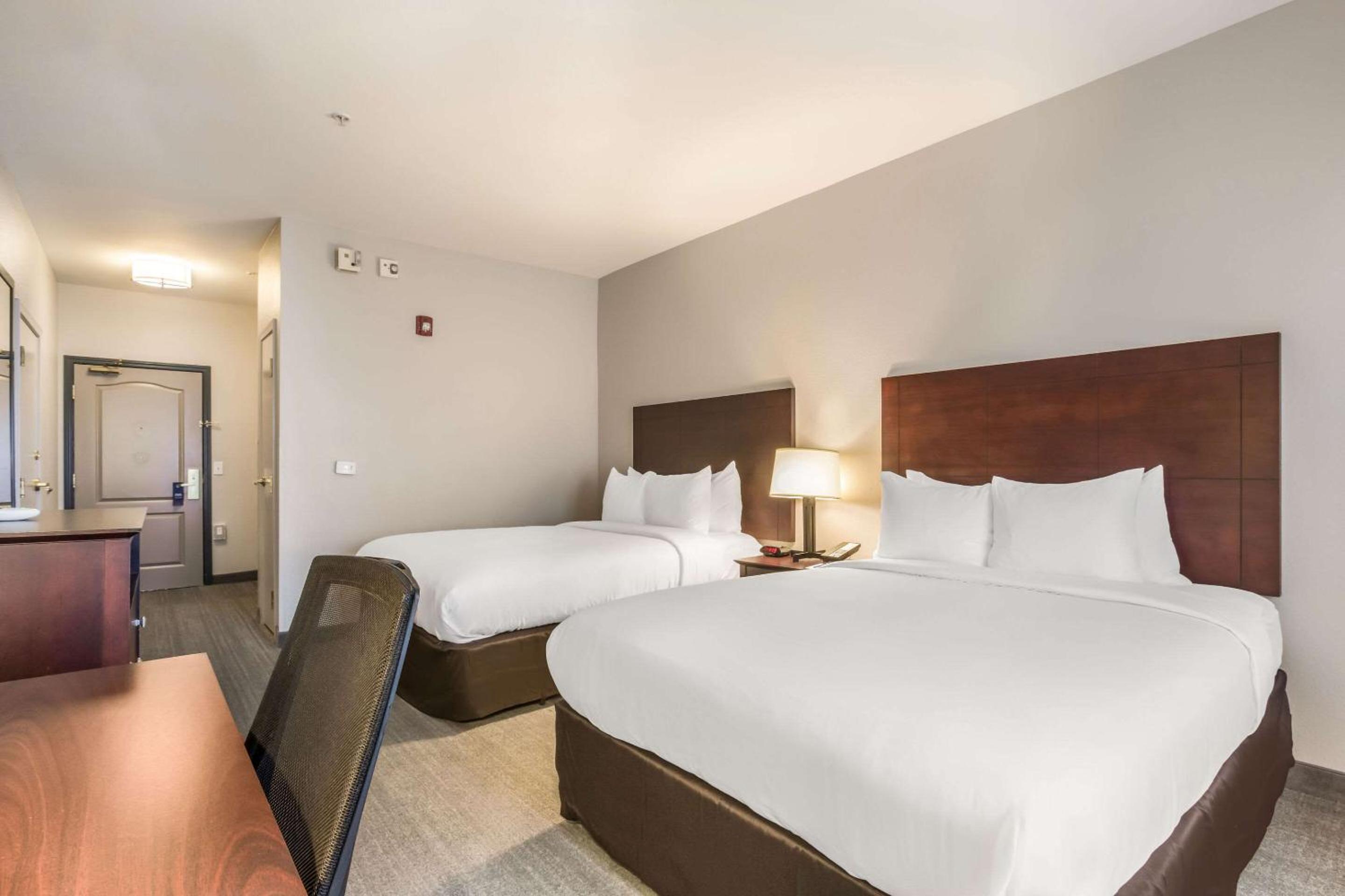 Queen Room with Two Queen Beds - Accessible/Non Smoking - Photo 7