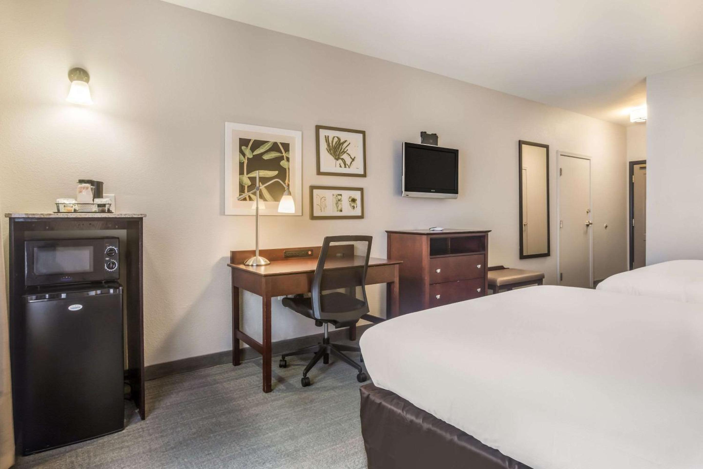 Queen Room with Two Queen Beds - Accessible/Non Smoking - Photo 4