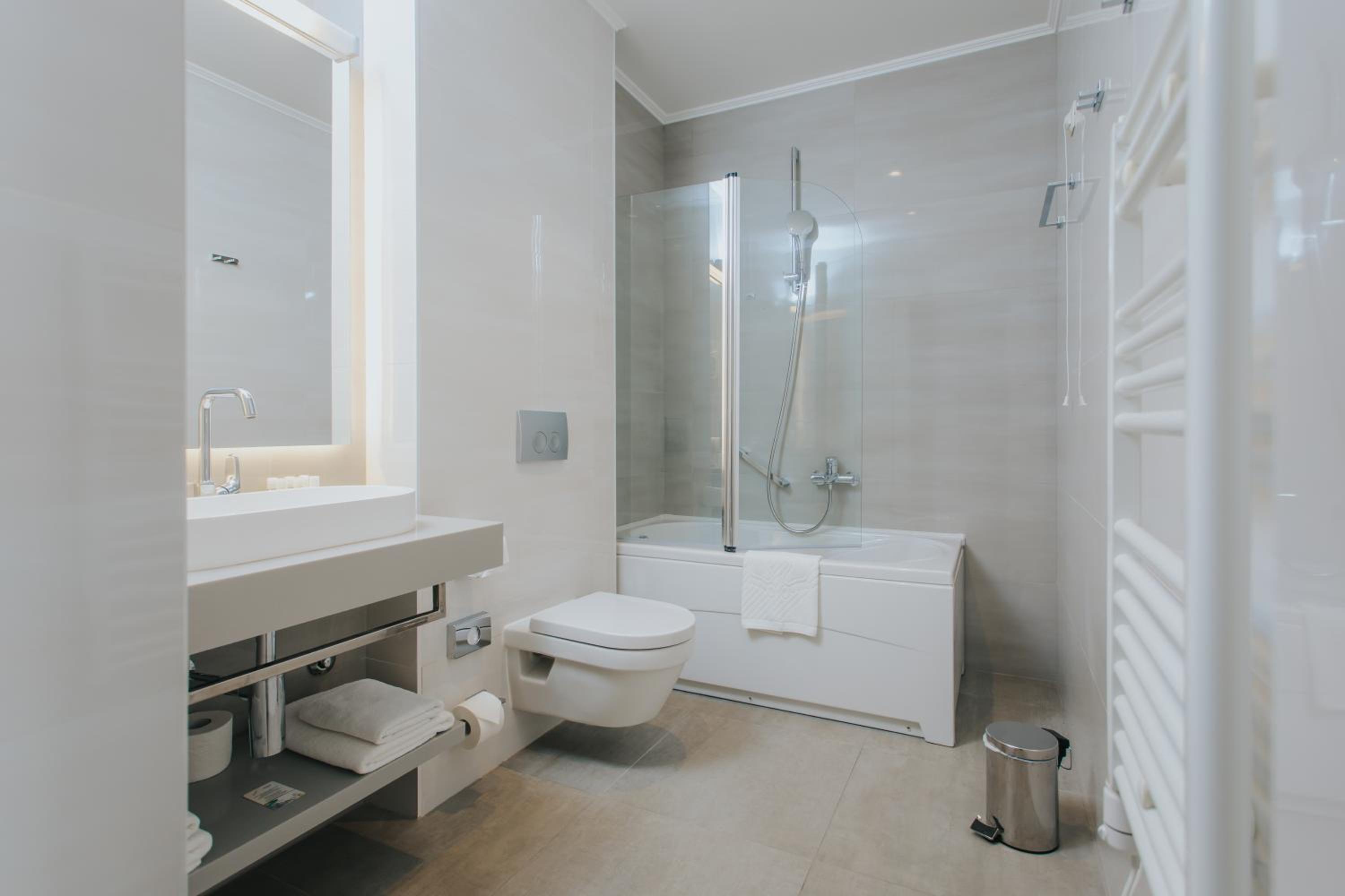 Executive Room with Balcony - Photo 5
