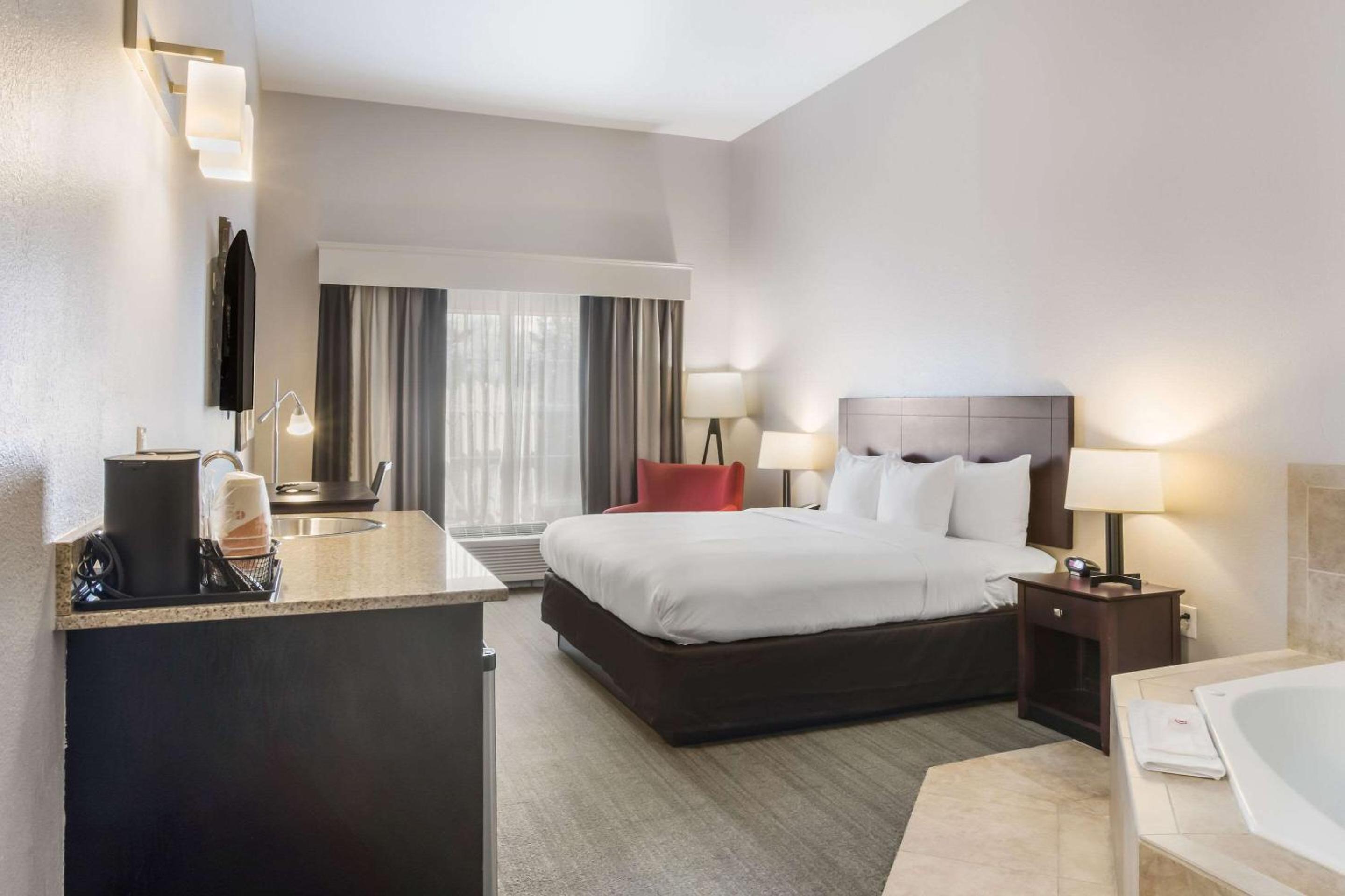 Standard King Room with Whirlpool - Non Smoking photo 1