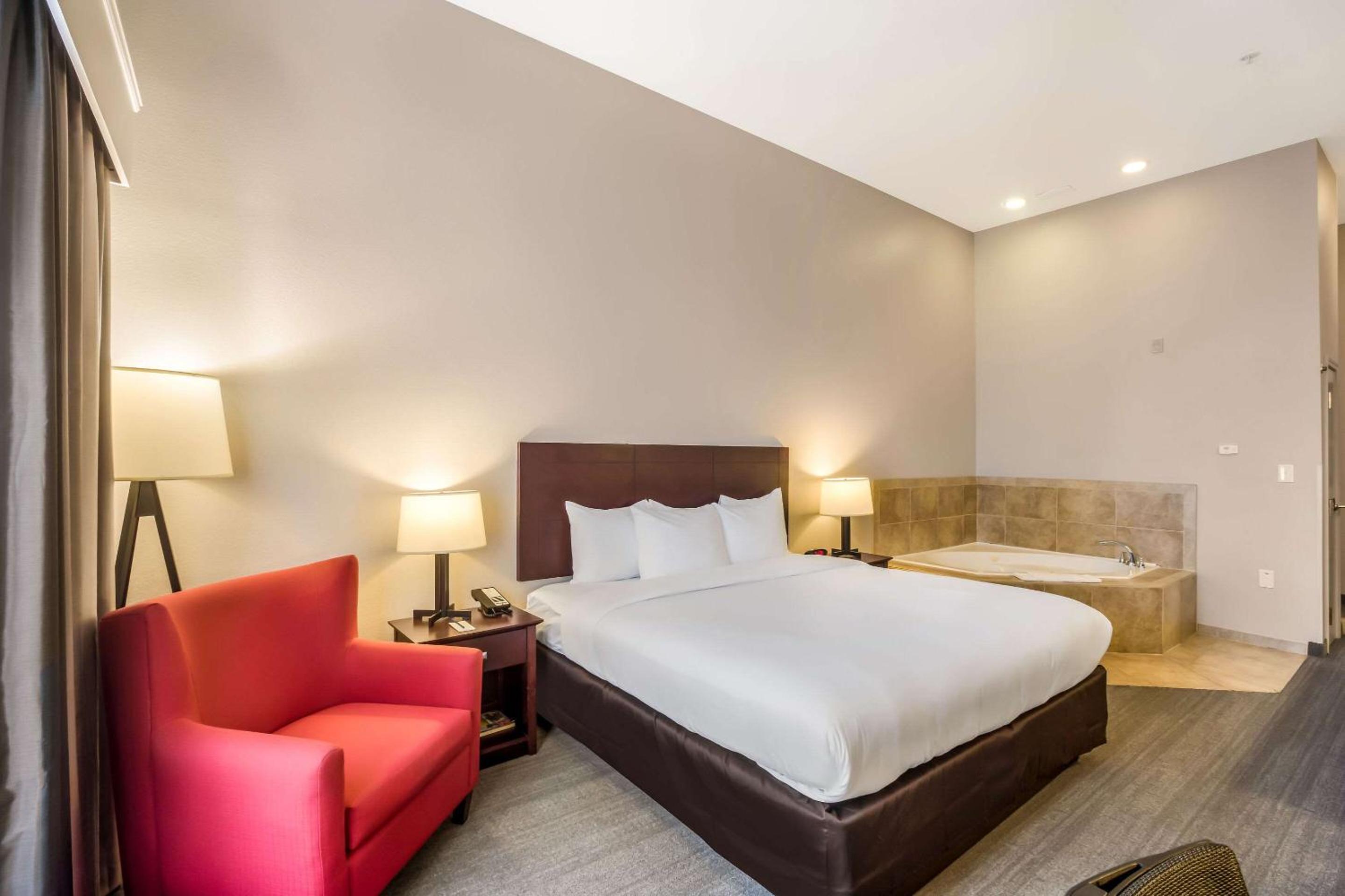Standard King Room with Whirlpool - Non Smoking photo 2
