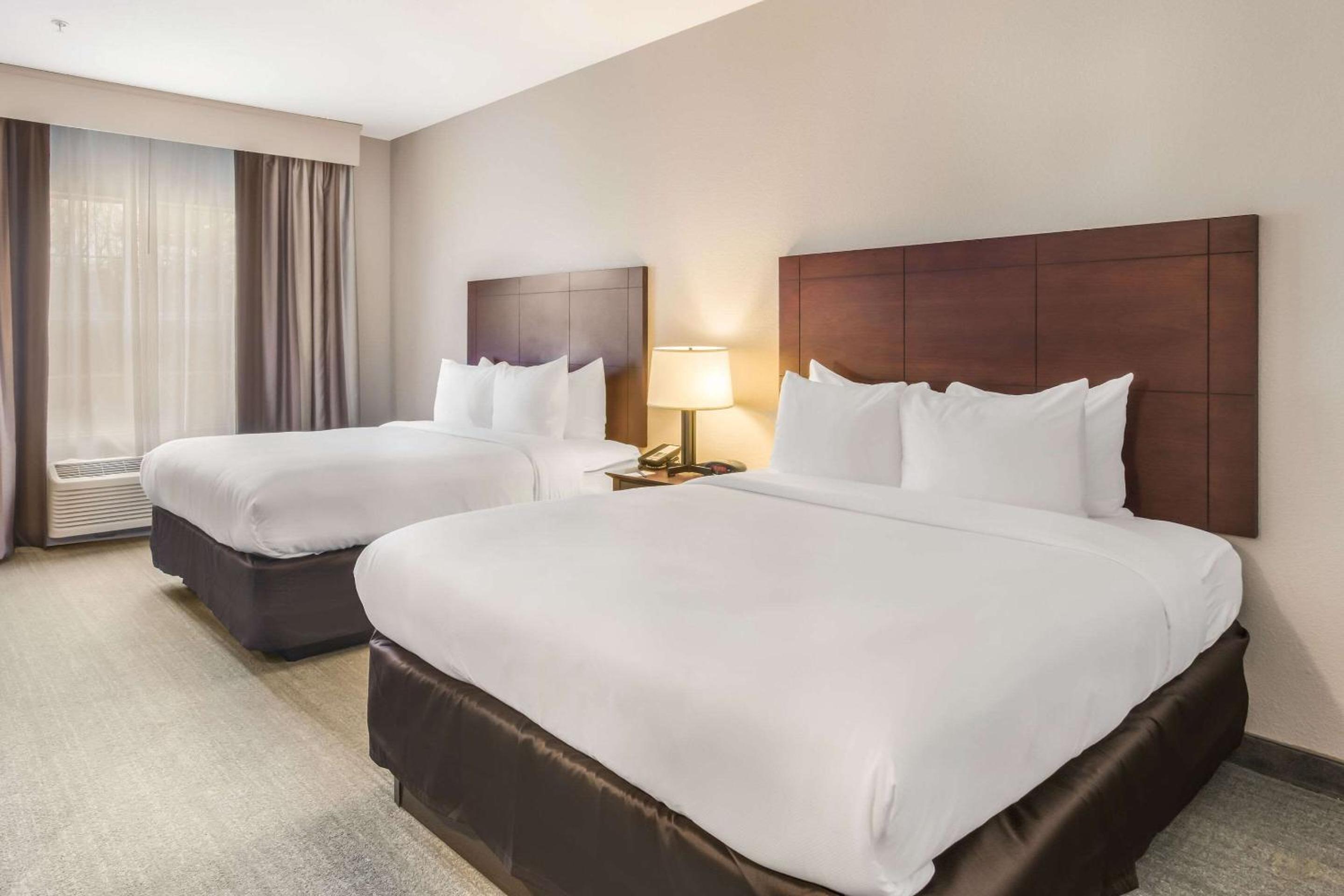 Queen Room with Two Queen Beds - Accessible/Non Smoking - Photo 5