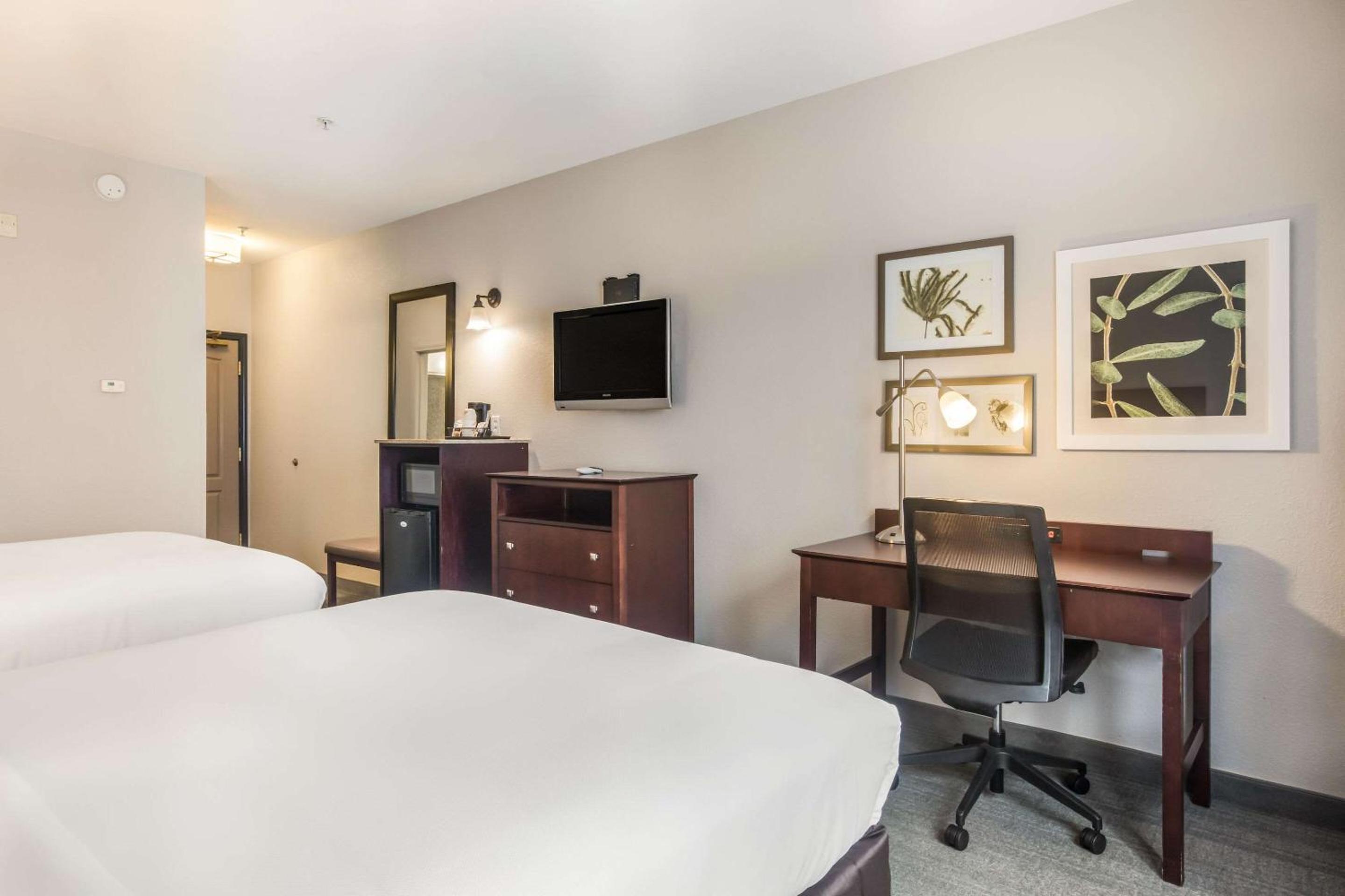 Queen Room with Two Queen Beds - Accessible/Non Smoking - Photo 6