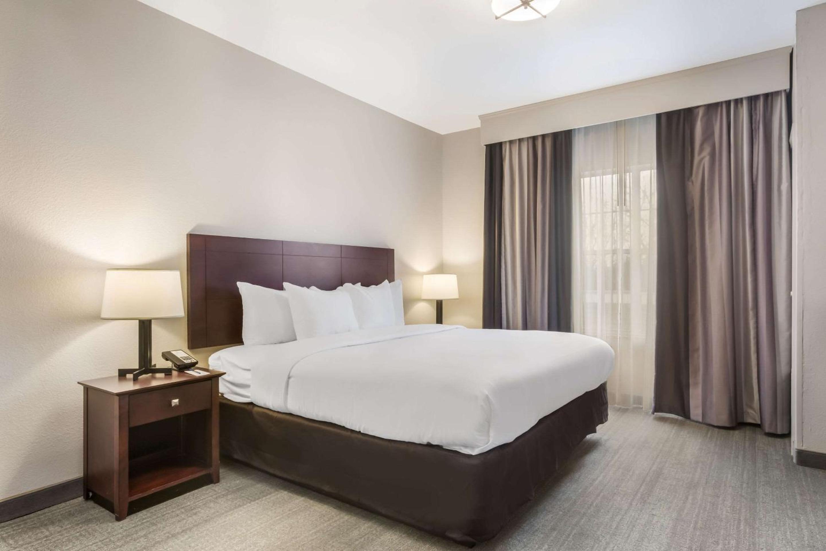 King Suite with Sofa Bed - Non Smoking - Photo 1