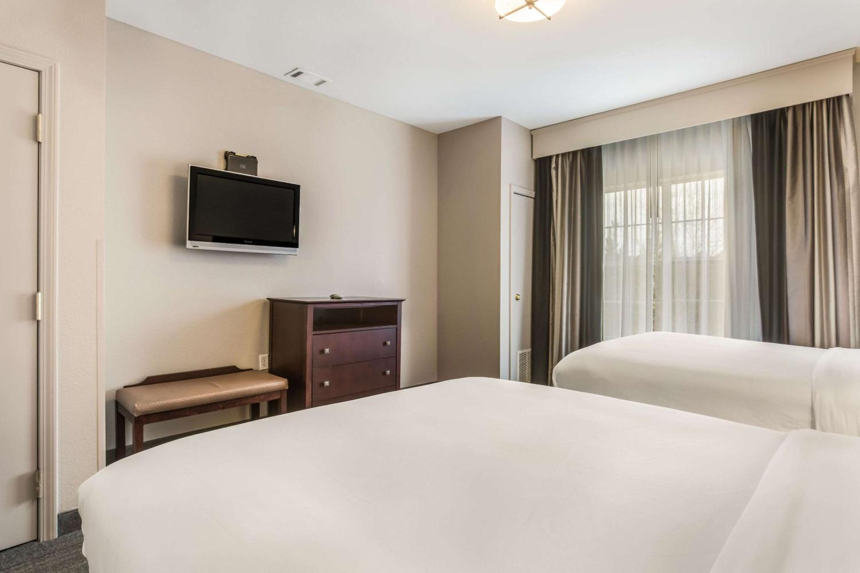 Queen Suite with Two Queen Beds and Sofa Bed - Non Smoking - Photo 2