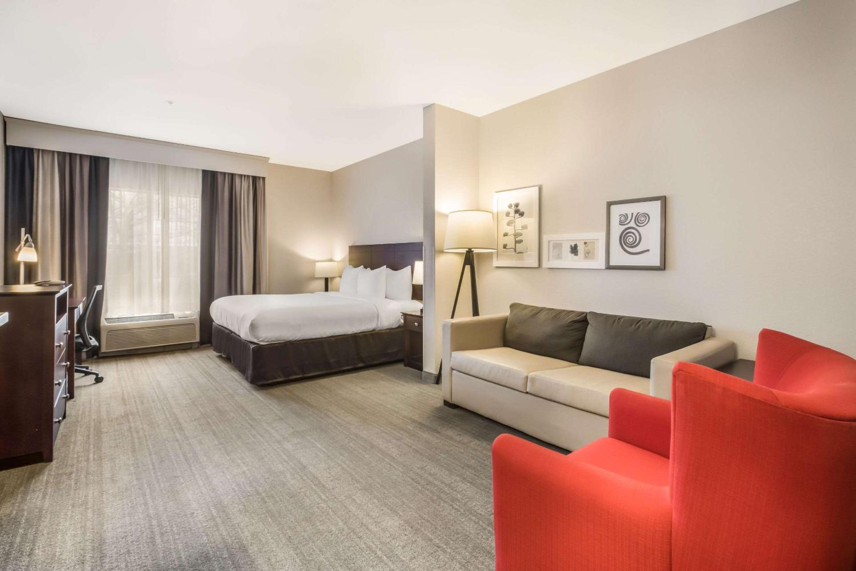 King Suite with Sofa Bed - Non Smoking - Photo 3