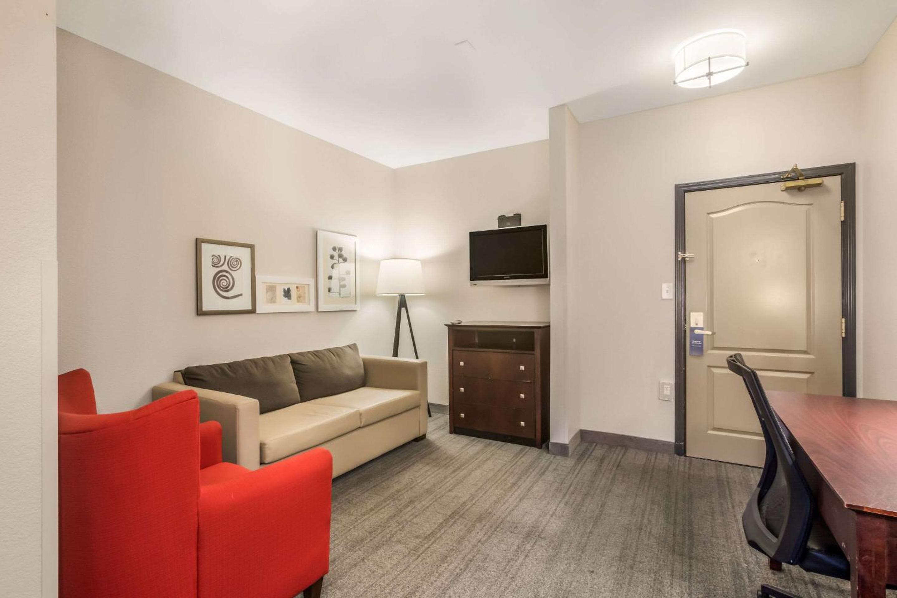Suite King with Sofa Bed - Non-smoking - Photo 3