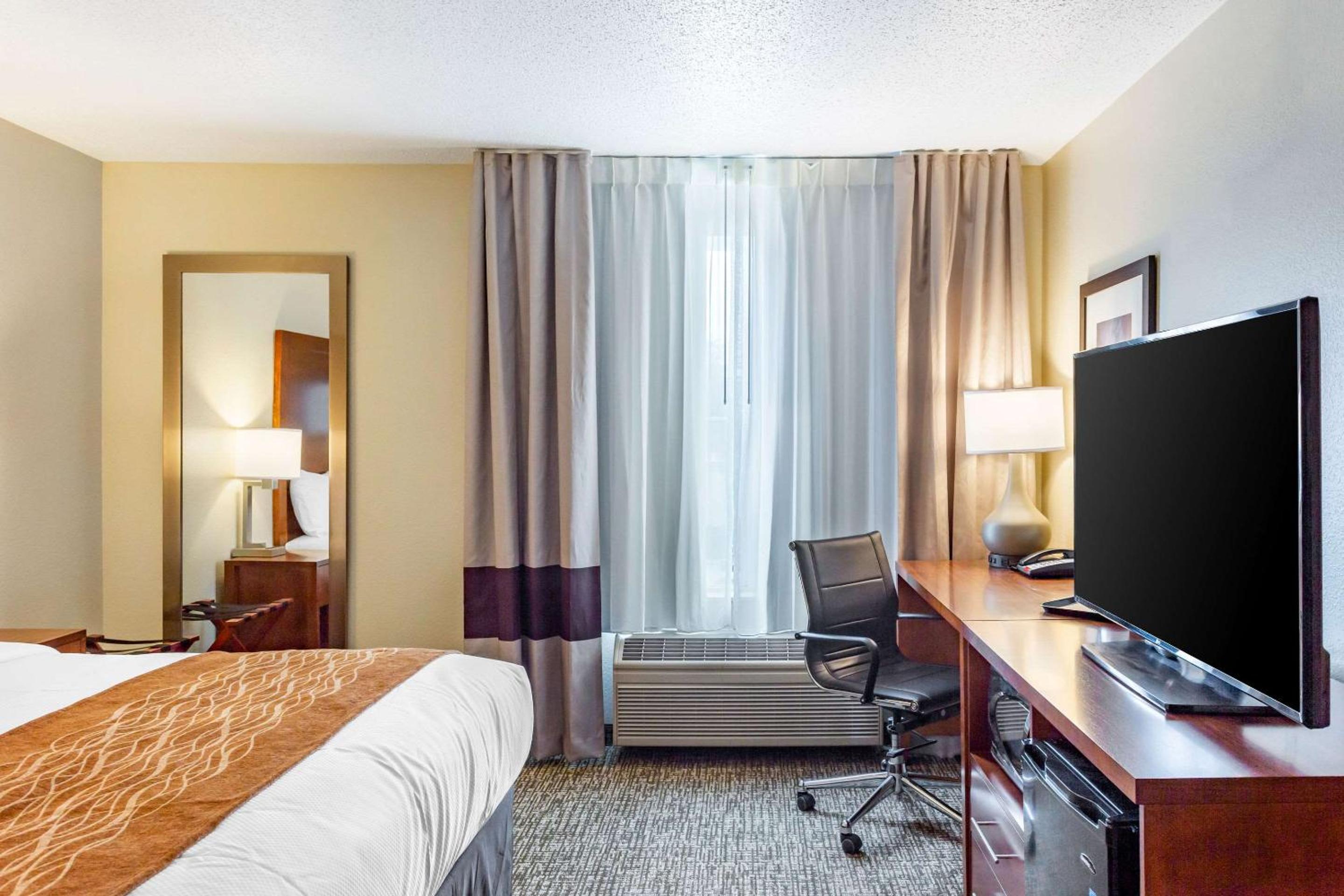 King Room with tub - Accessible/Non-Smoking - Photo 2