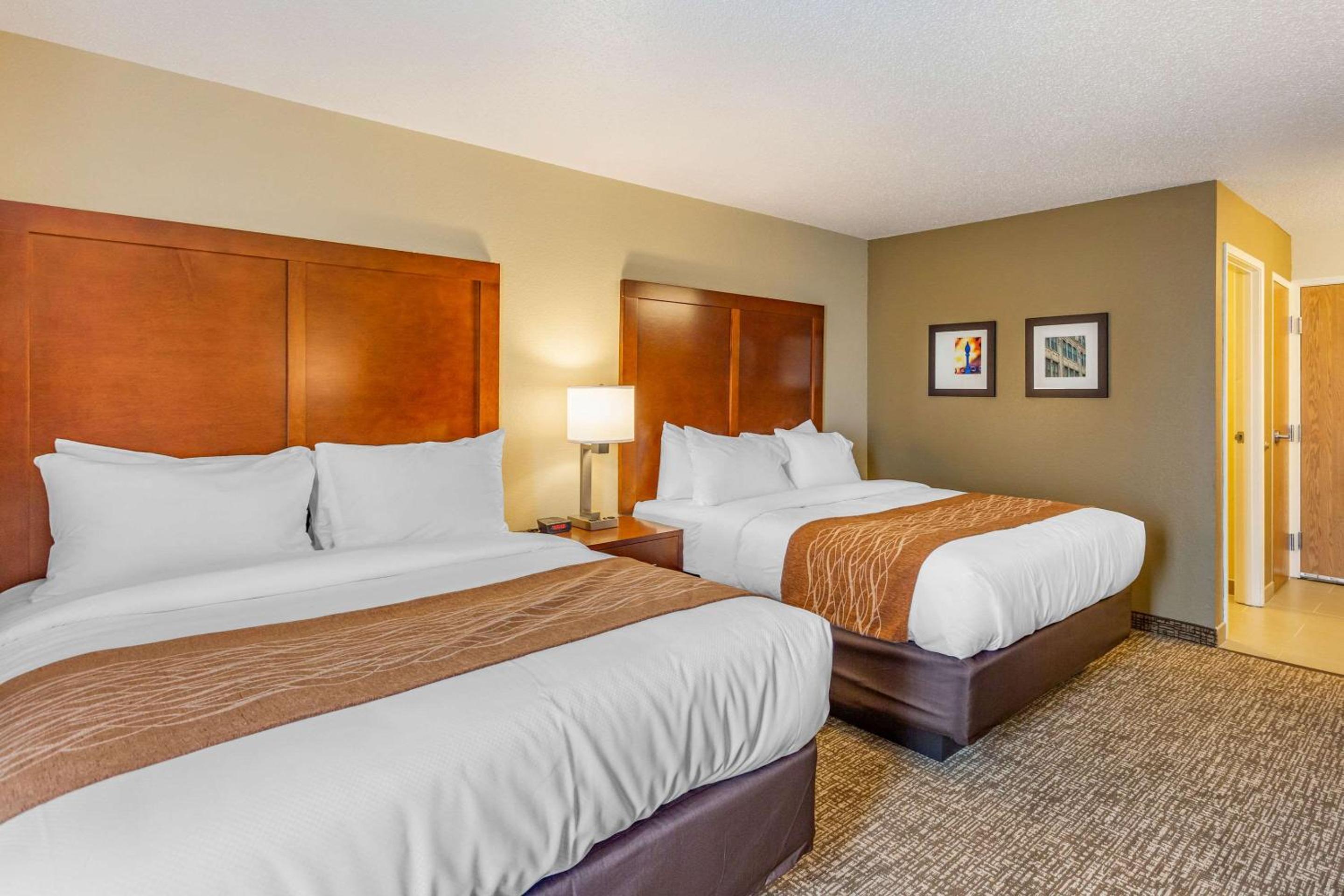 Queen Room with Two Queen Beds - Non-Smoking - Photo 2