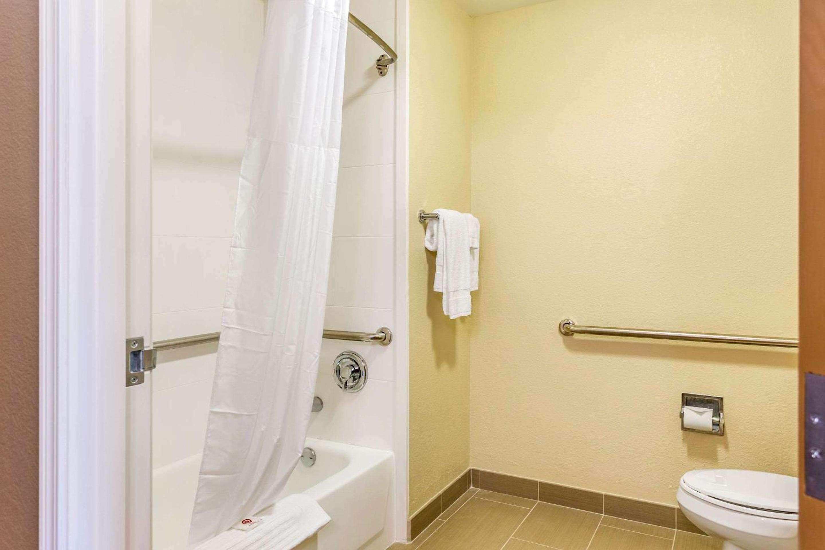 King Room with tub - Accessible/Non-Smoking - Photo 4