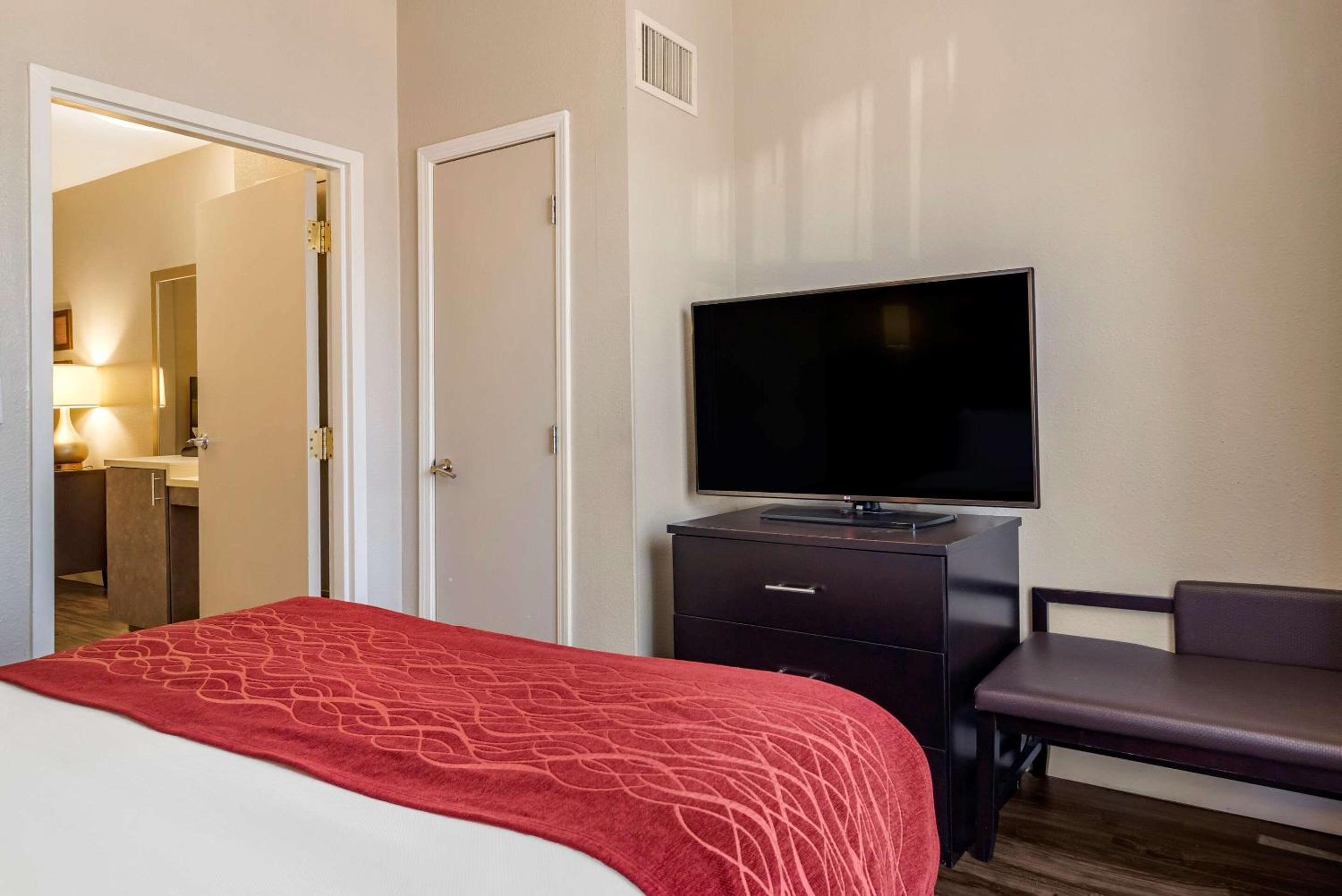 Queen Suite - Accessible/Non-Smoking - Photo 1