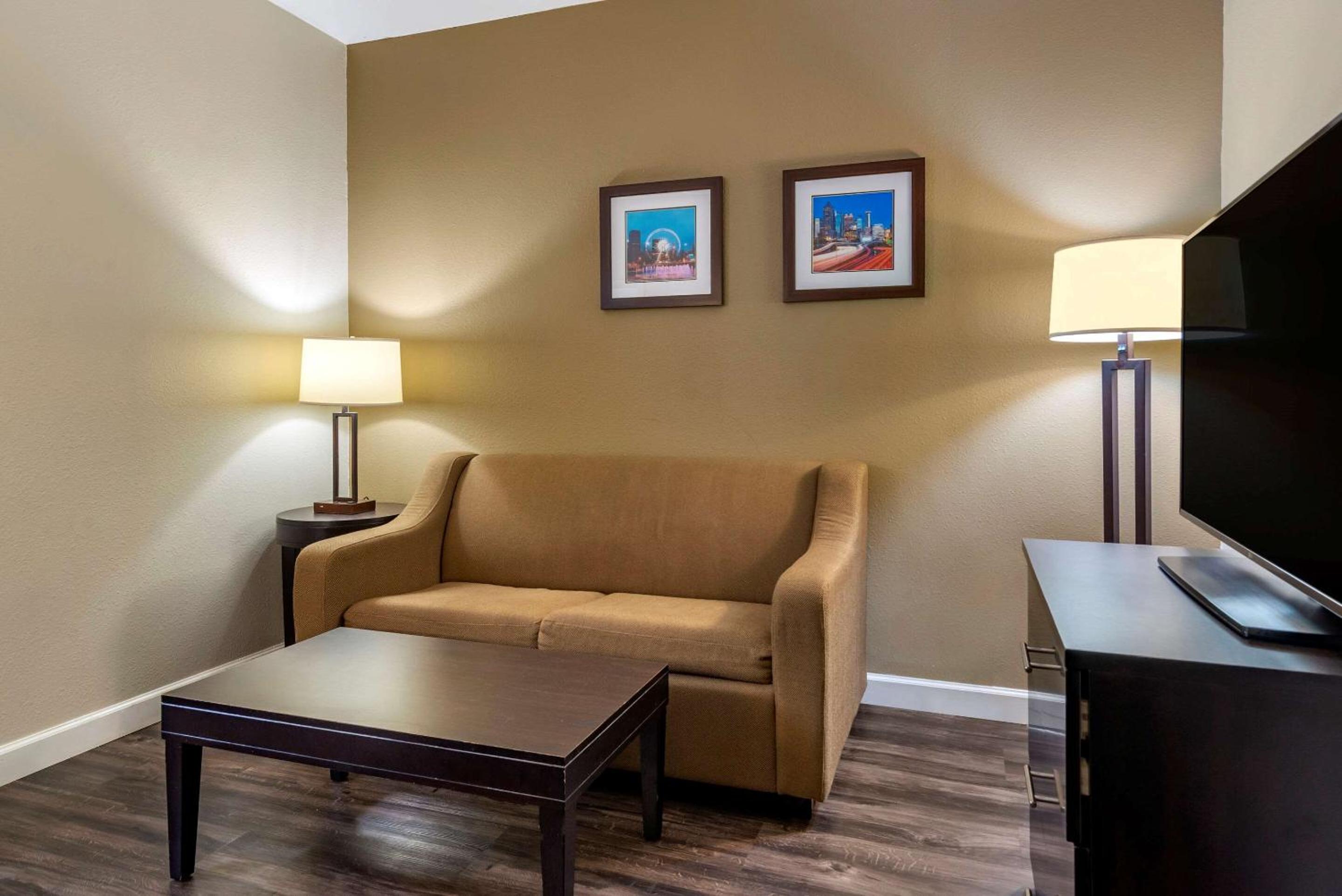 Queen Suite - Accessible/Non-Smoking - Photo 4