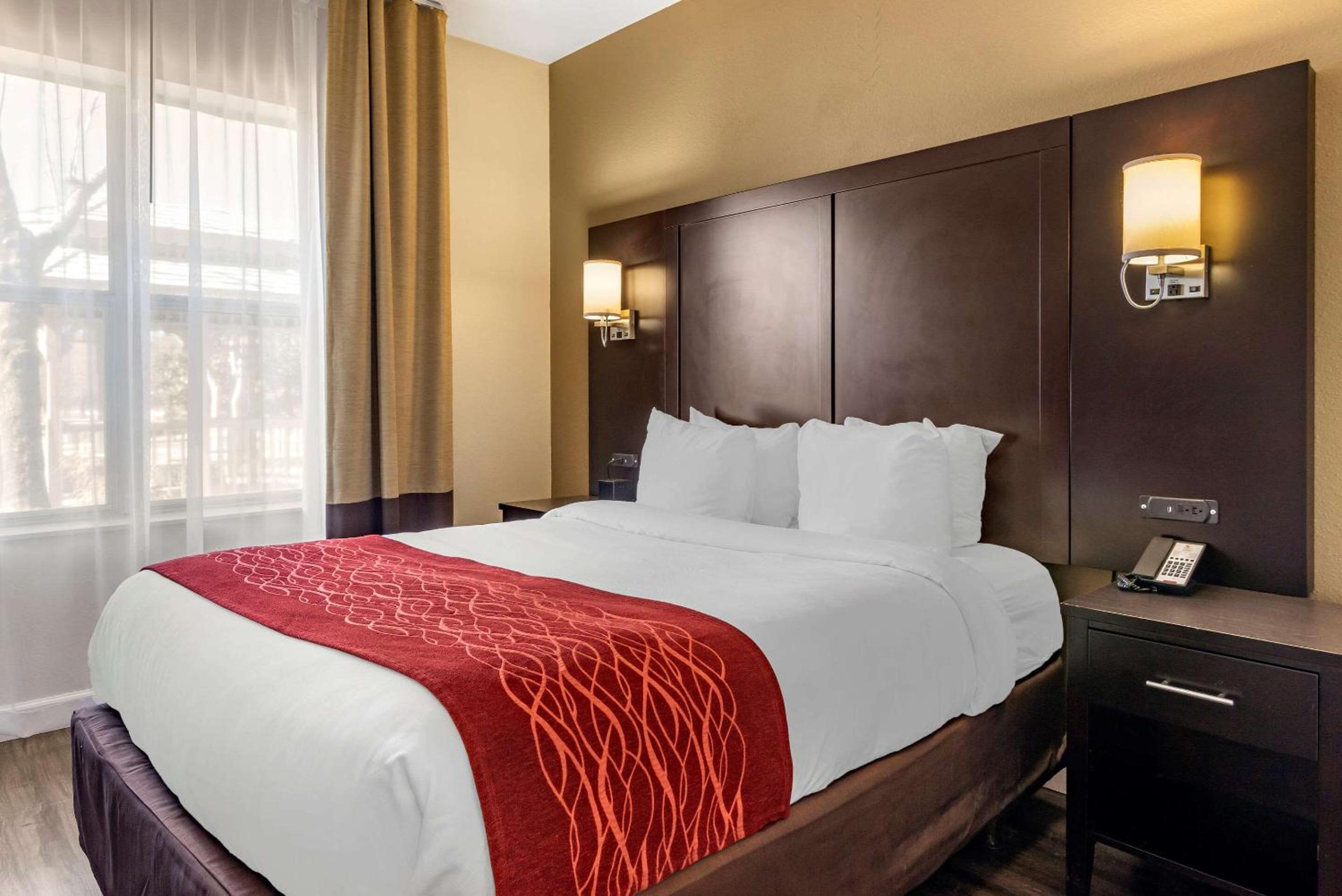 King Room - Accessible/Non-Smoking - Photo 2