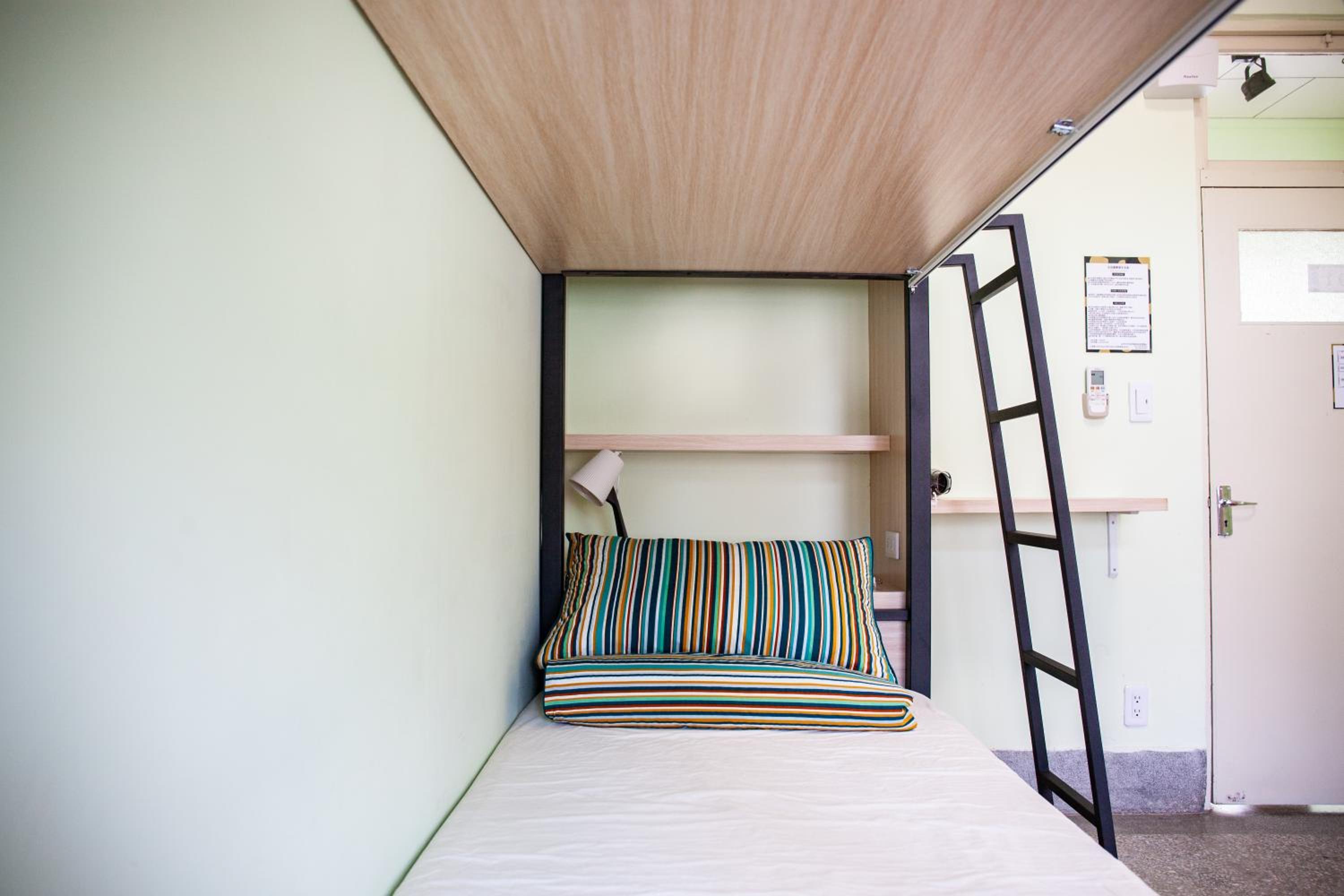Bed in 4-Bed Male Dormitory Room photo 2