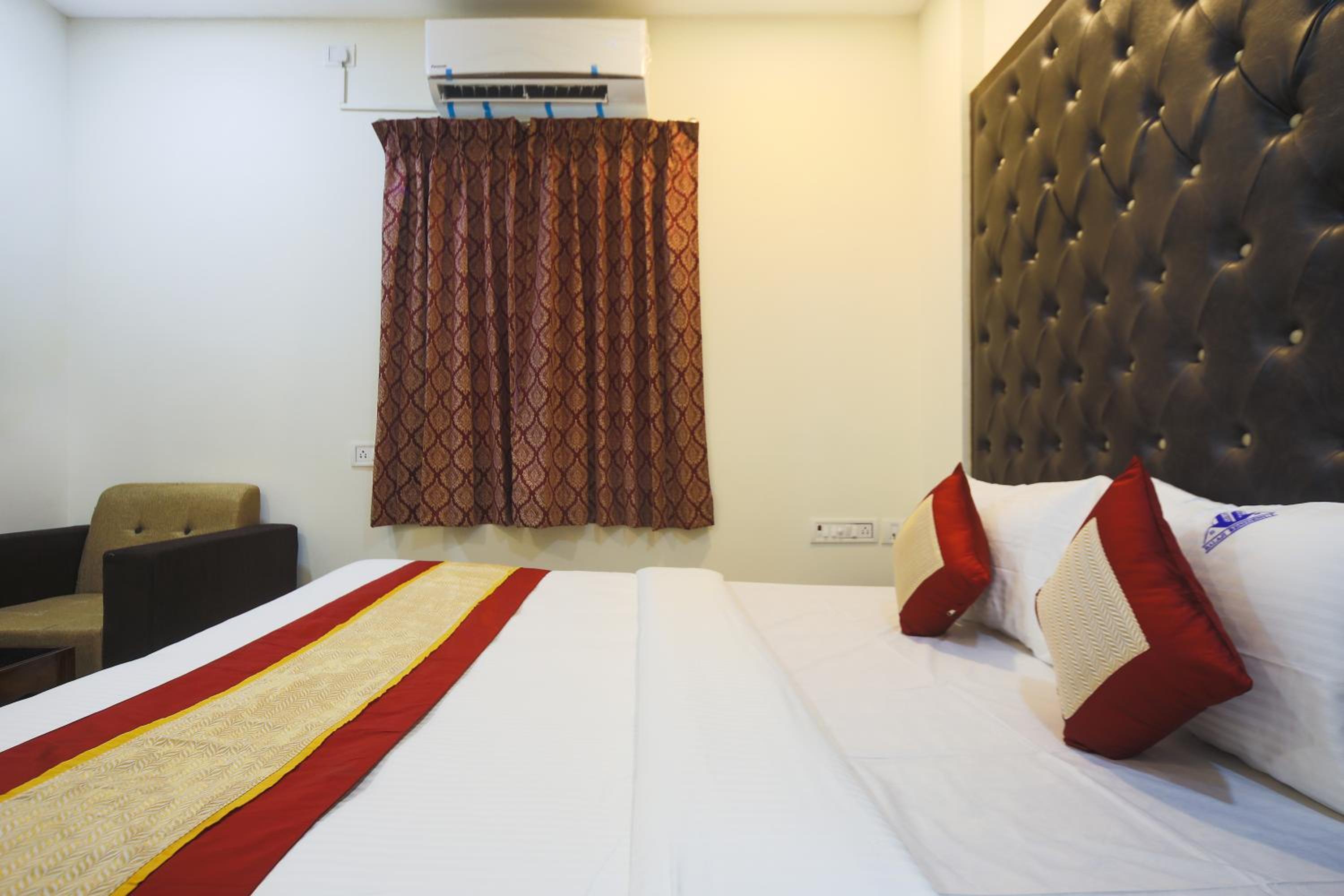 Deluxe Double Room (2 Adults + 1 Child)