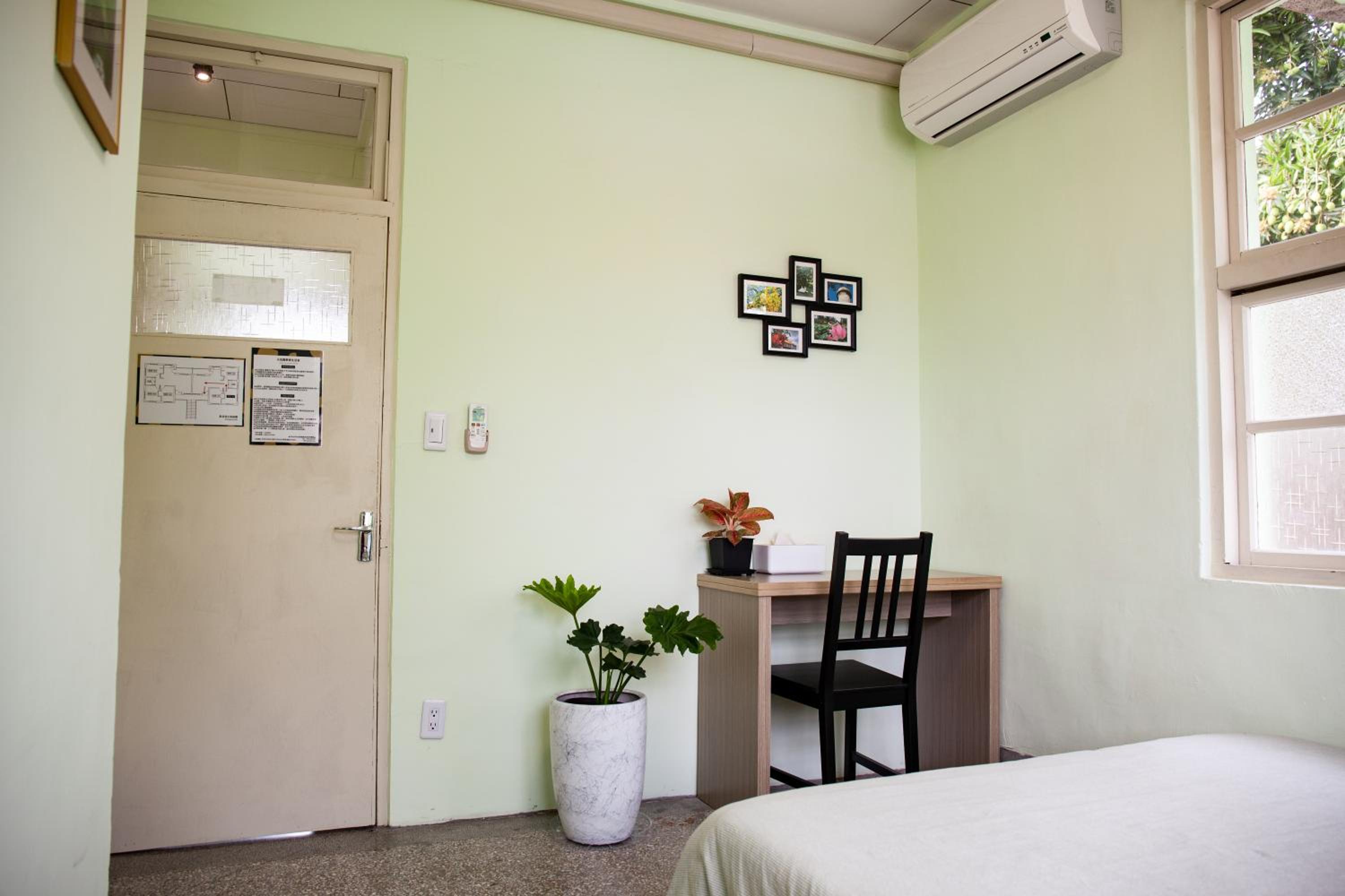 Double Room with Shared Bathroom photo 3