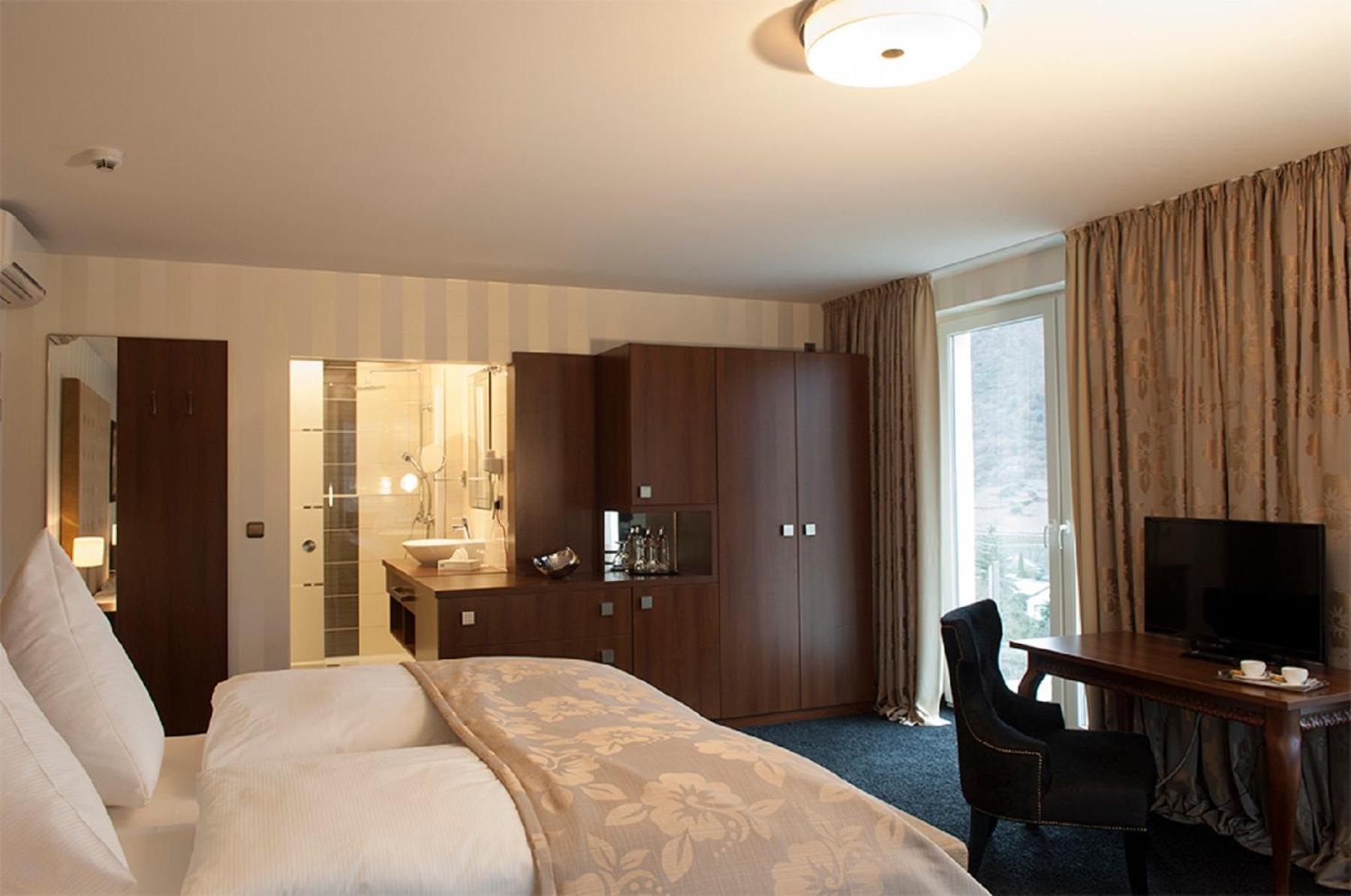 Deluxe Double Room with Shower - Photo 3