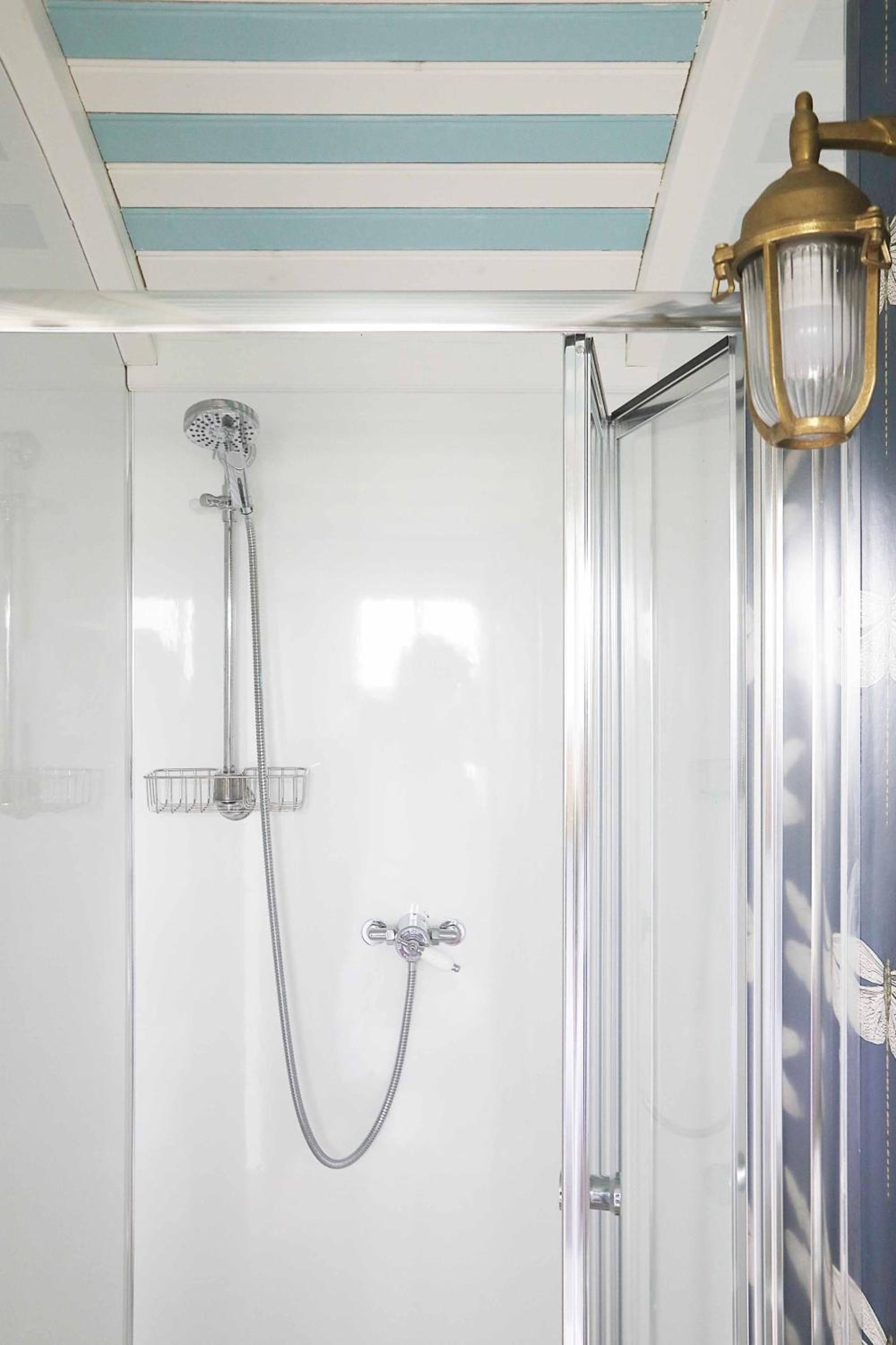 Apartment with Shower - Photo 21