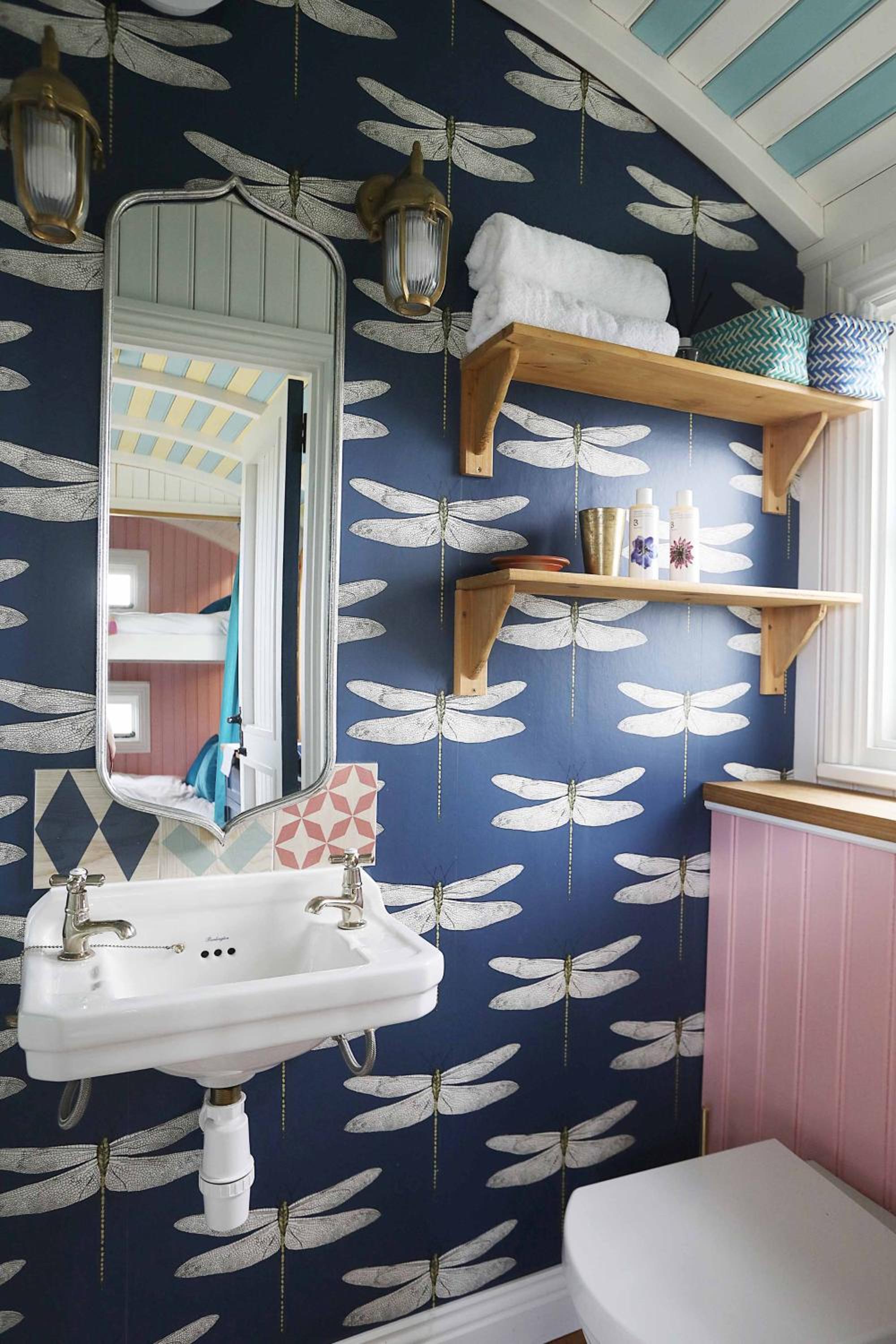 Apartment with Shower - Photo 5