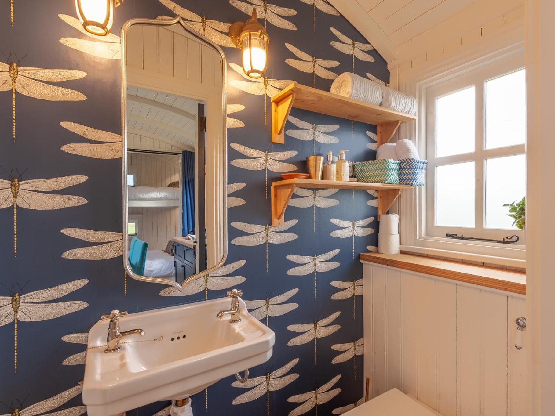 Apartment with Shower - Photo 19