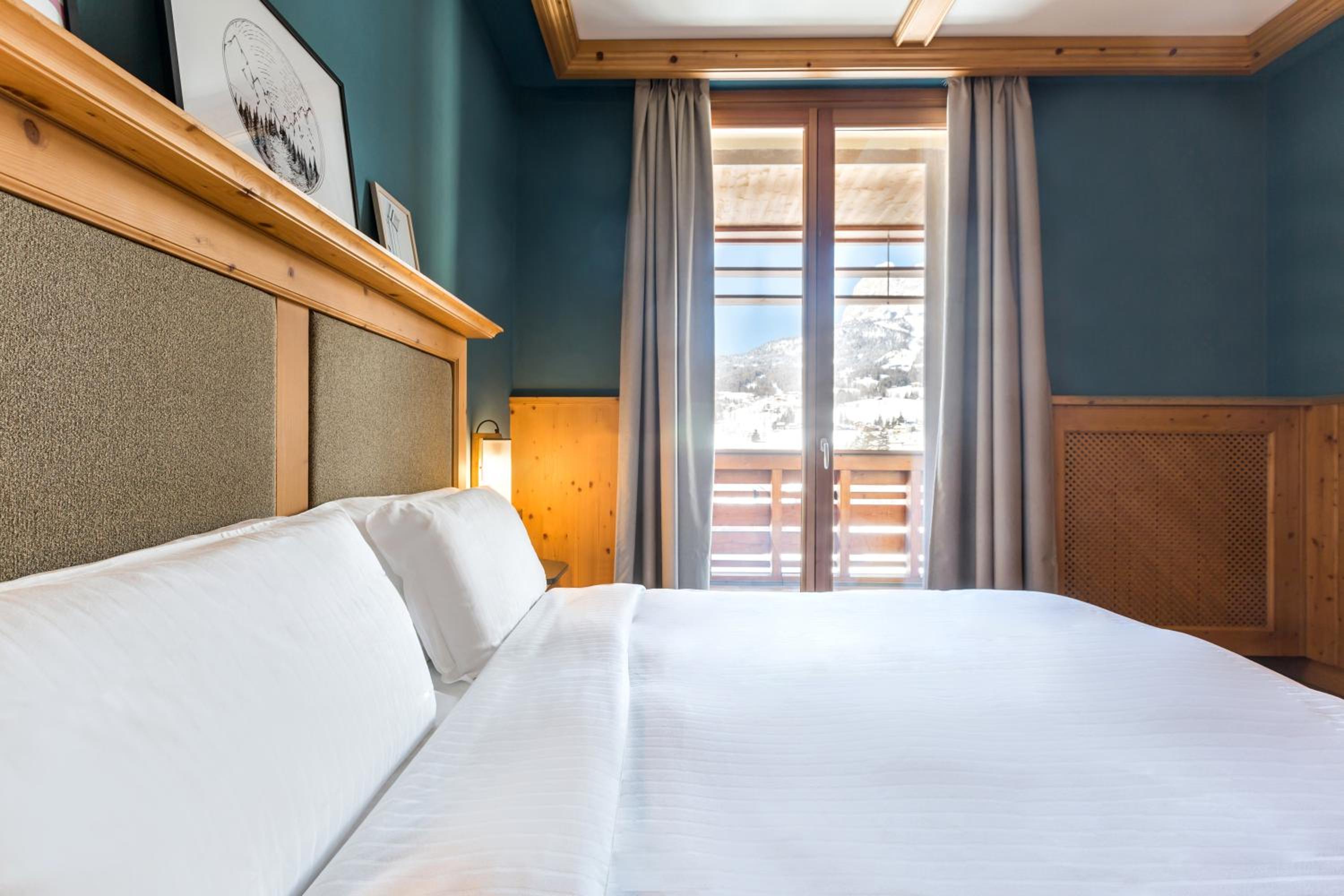 One-Bedroom Apartment with Tofane Mountain View and Balcony - Photo 8