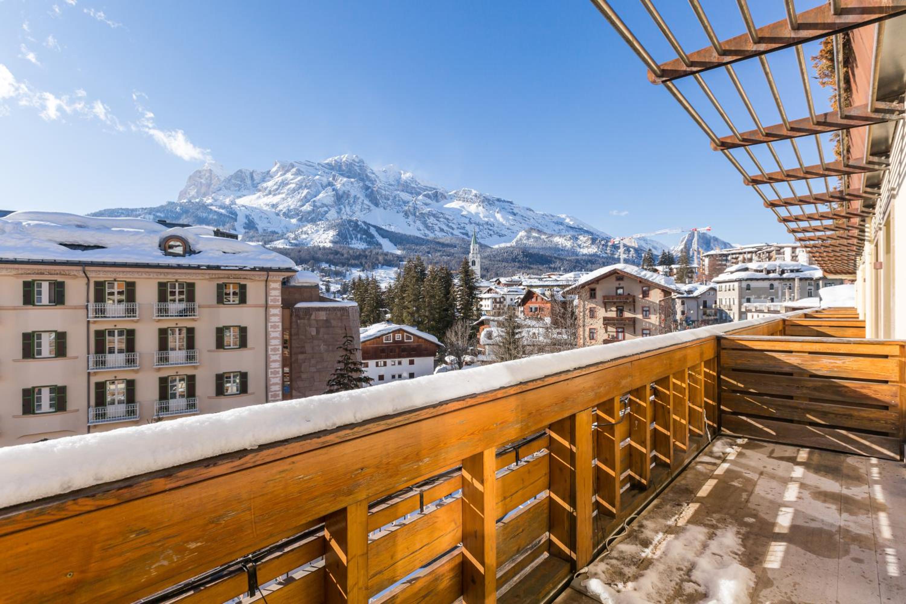 One-Bedroom Apartment with Tofane Mountain View and Balcony - Photo 11