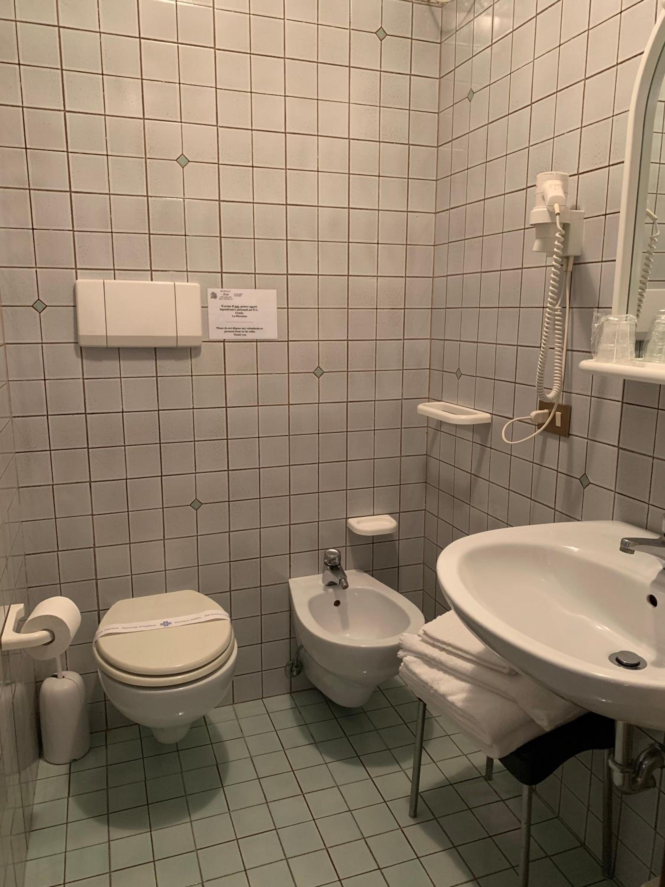 Twin Room with Private Bathroom photo 3