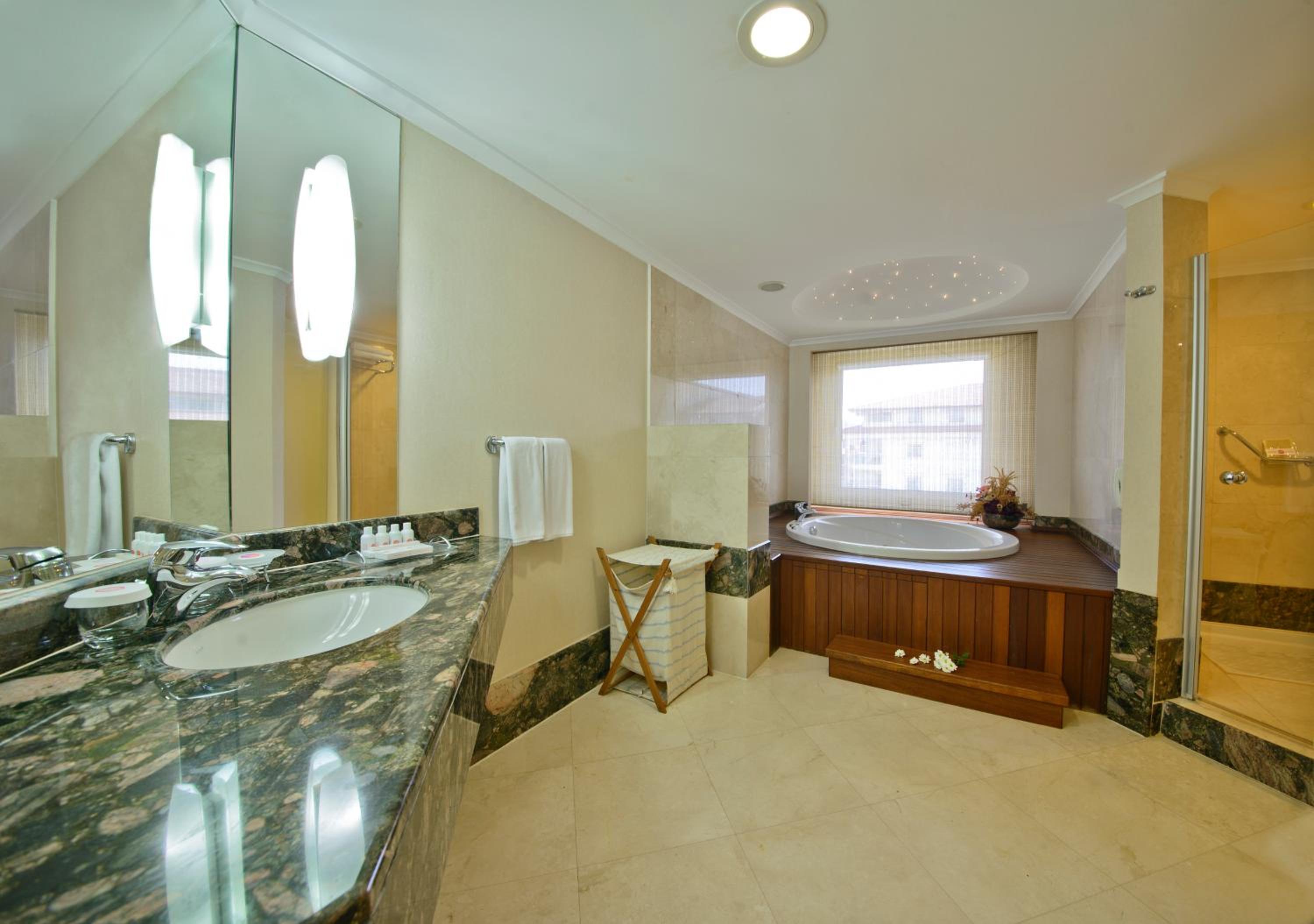 Deluxe Suite with Jacuzzi photo 2