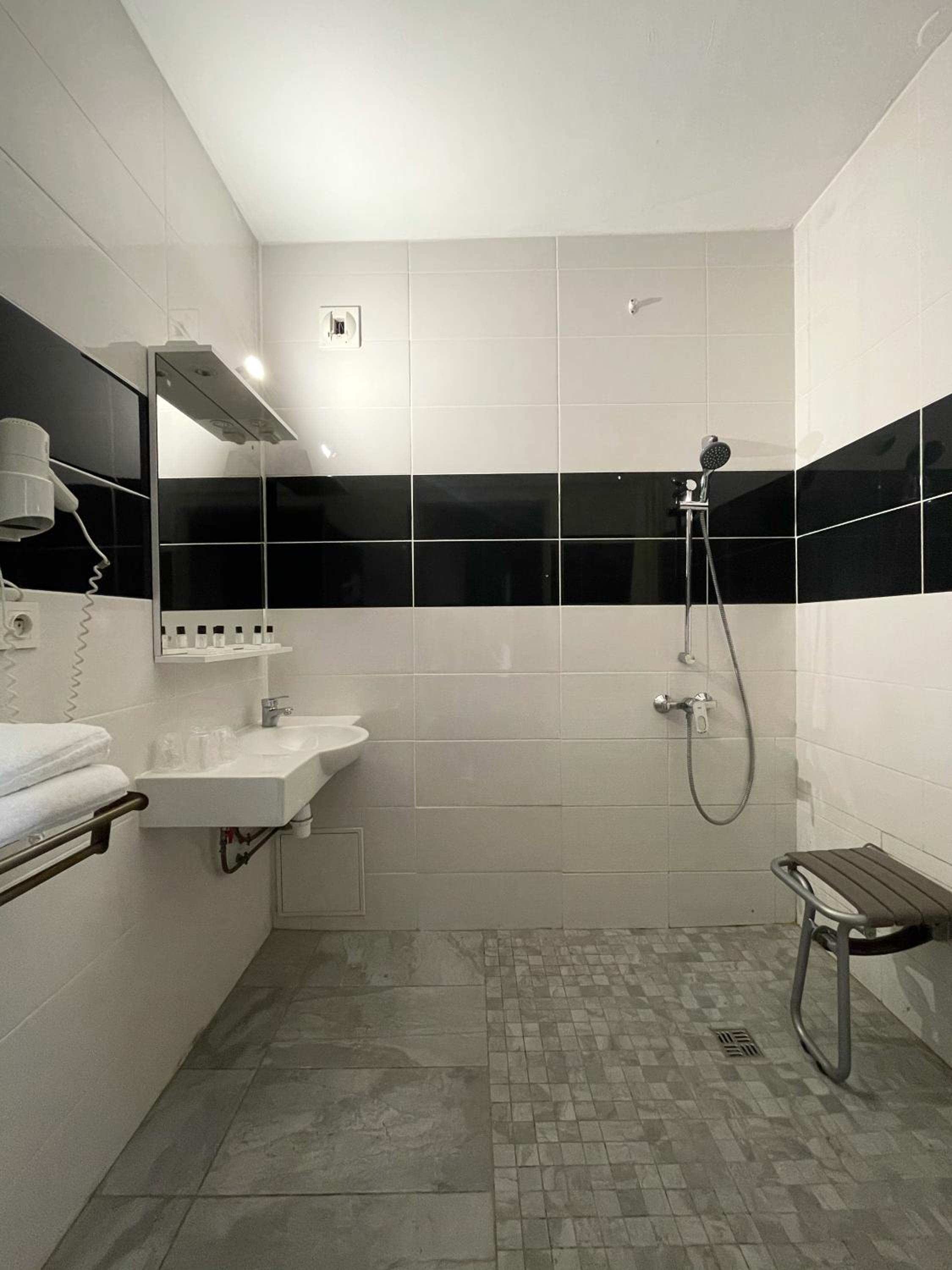 1 Double Bed 2 Single Beds - Photo 4