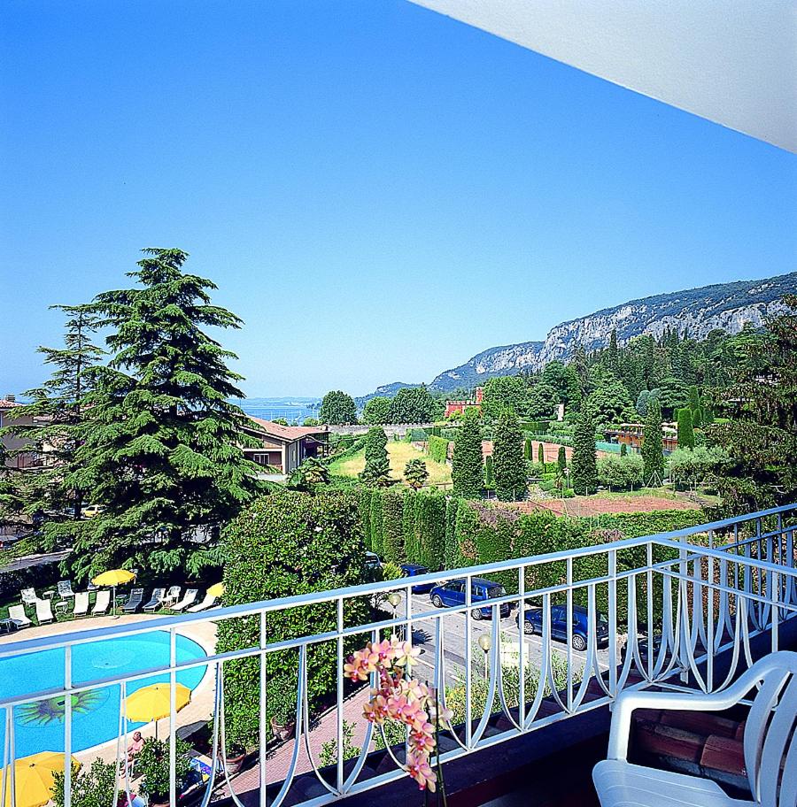 Classic Double or Twin Room with Balcony - Photo 2