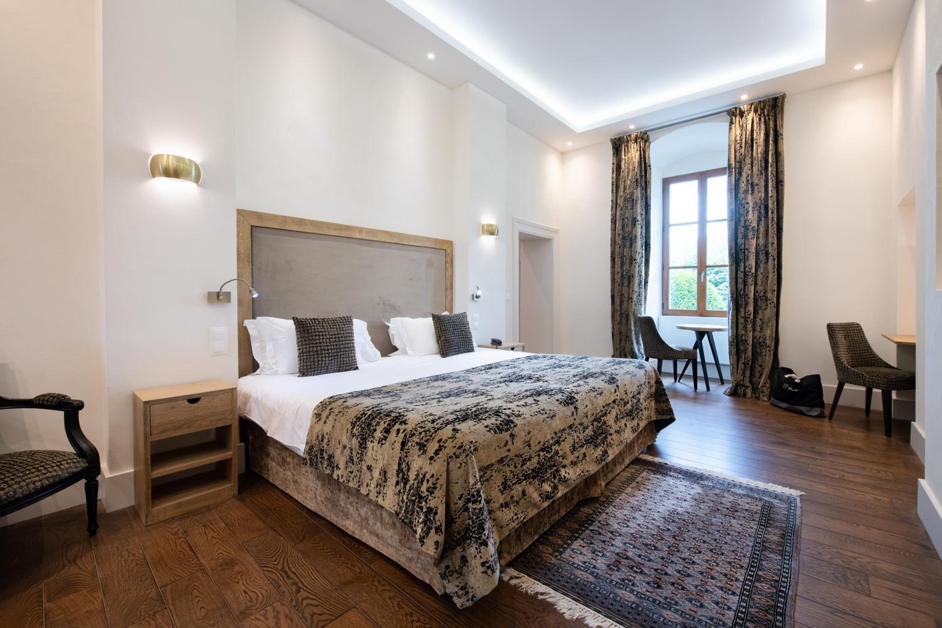 Suite with Lake View  and Spa Access Included photo 2