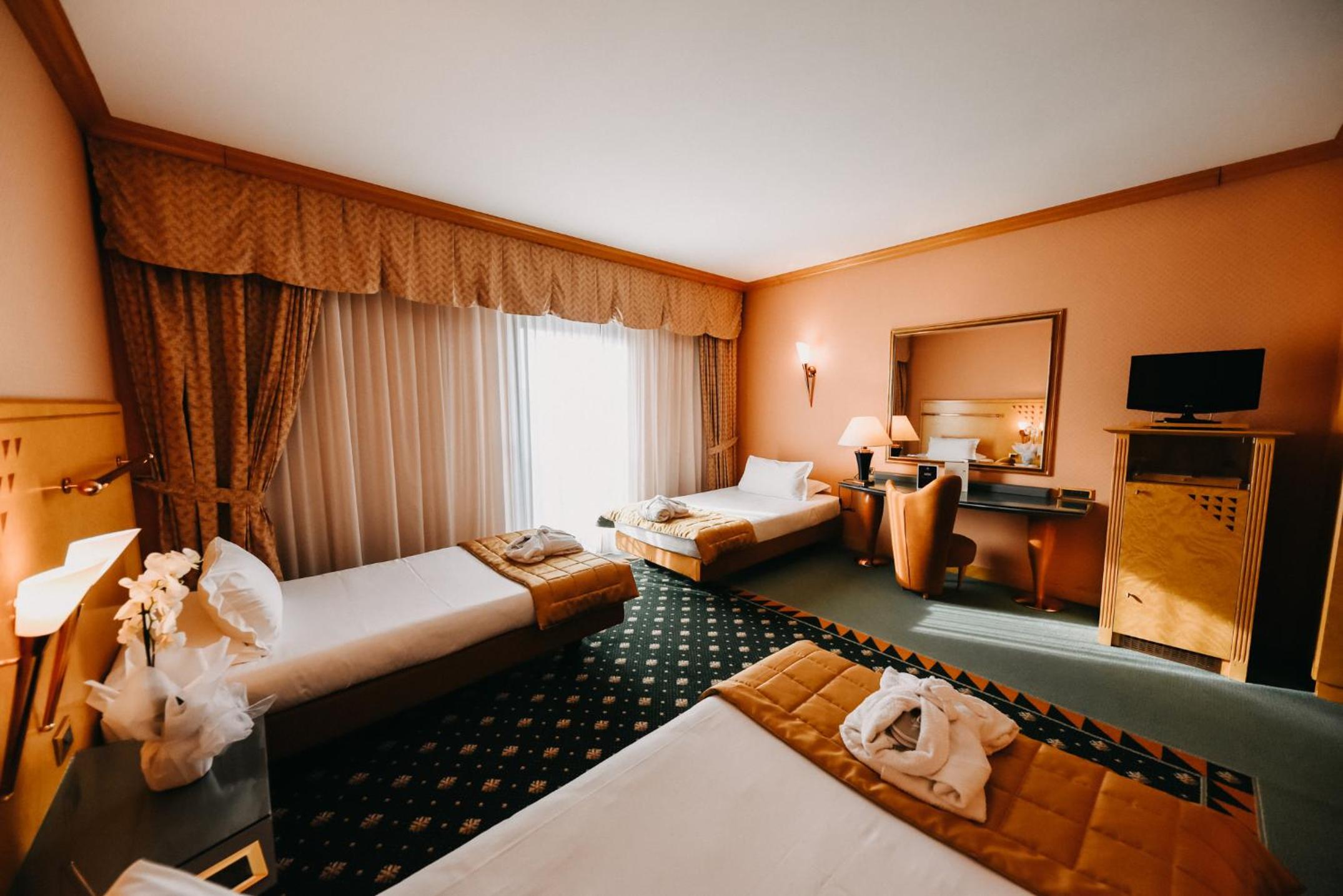 Twin Room - Photo 10