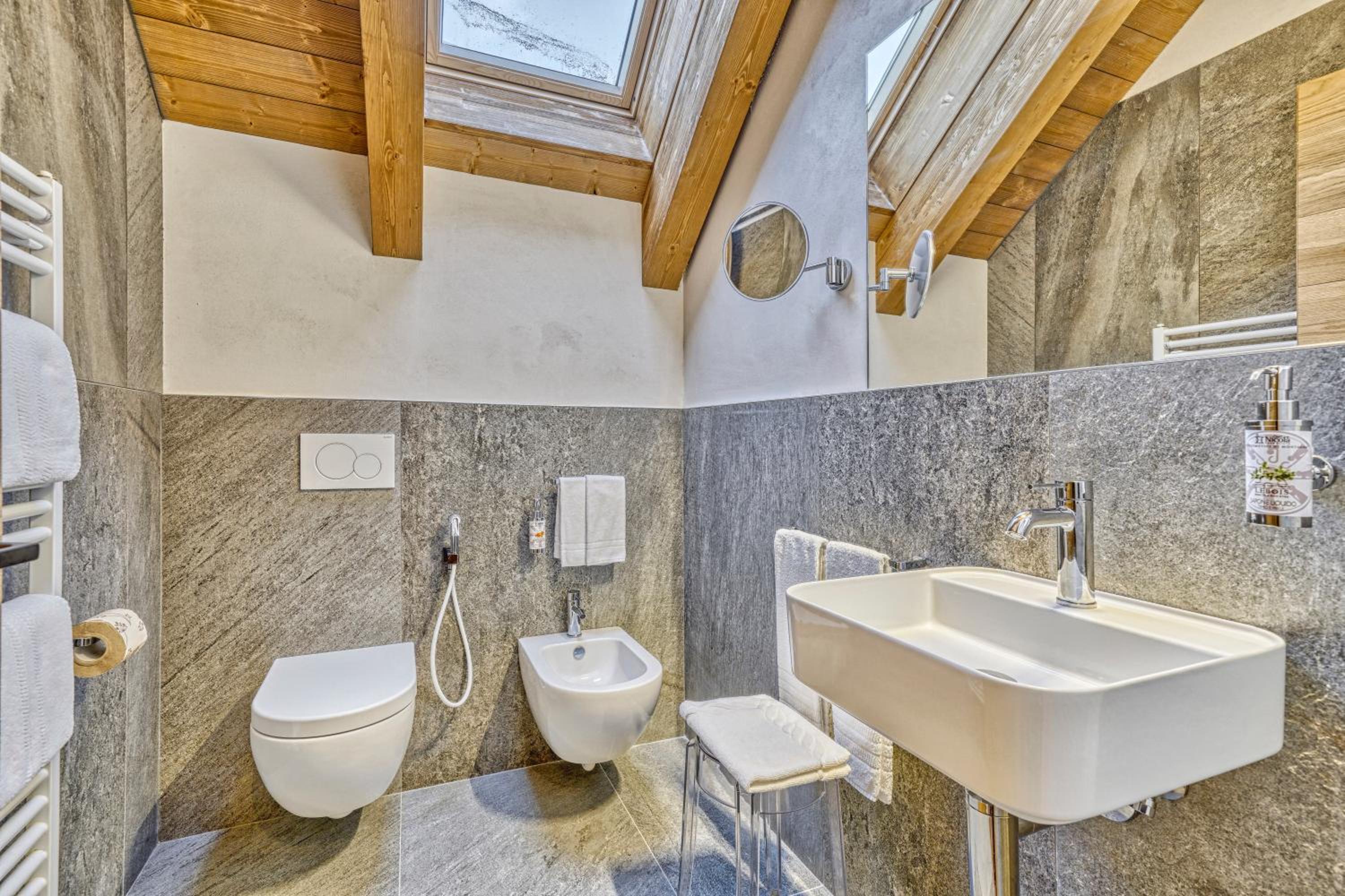 Deluxe Suite - Photo 7
