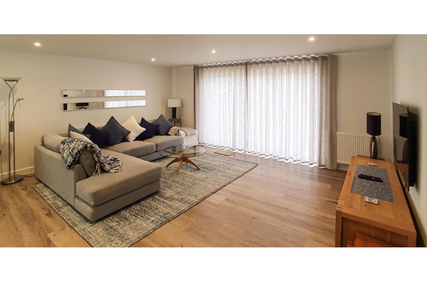 One-Bedroom Apartment with Sea View photo 2