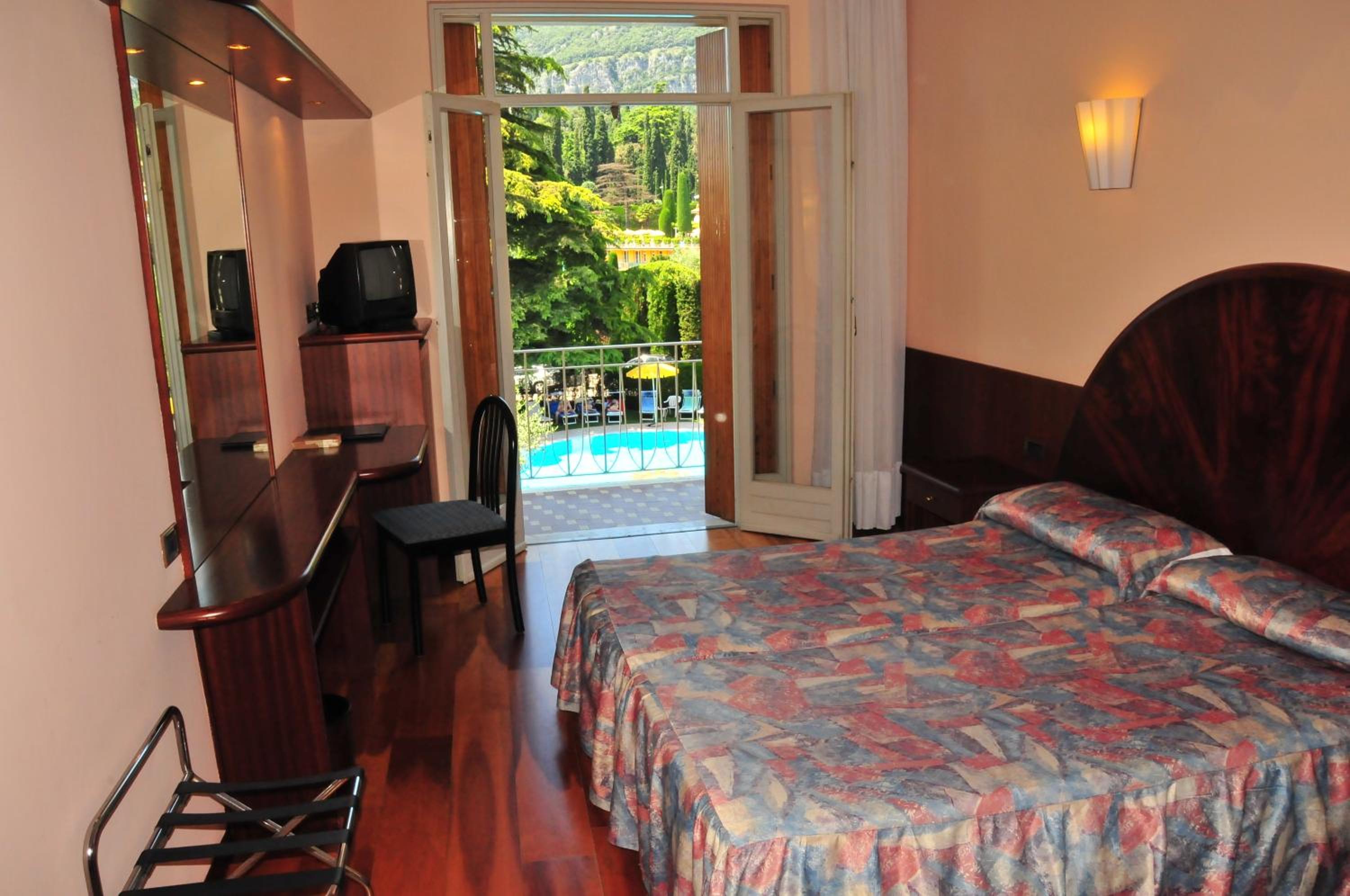 Classic Double or Twin Room with Balcony - Photo 3