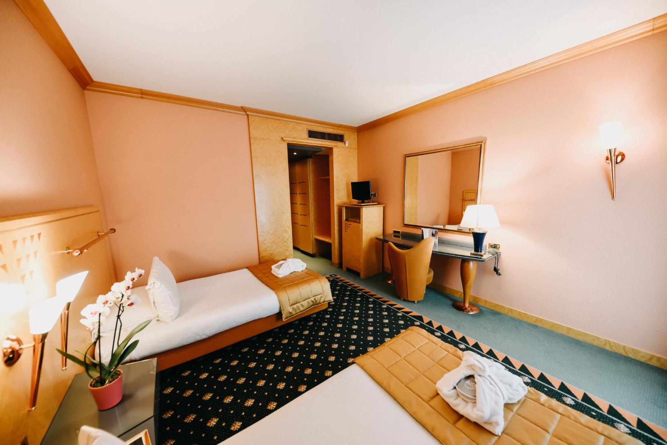 Twin Room - Photo 3