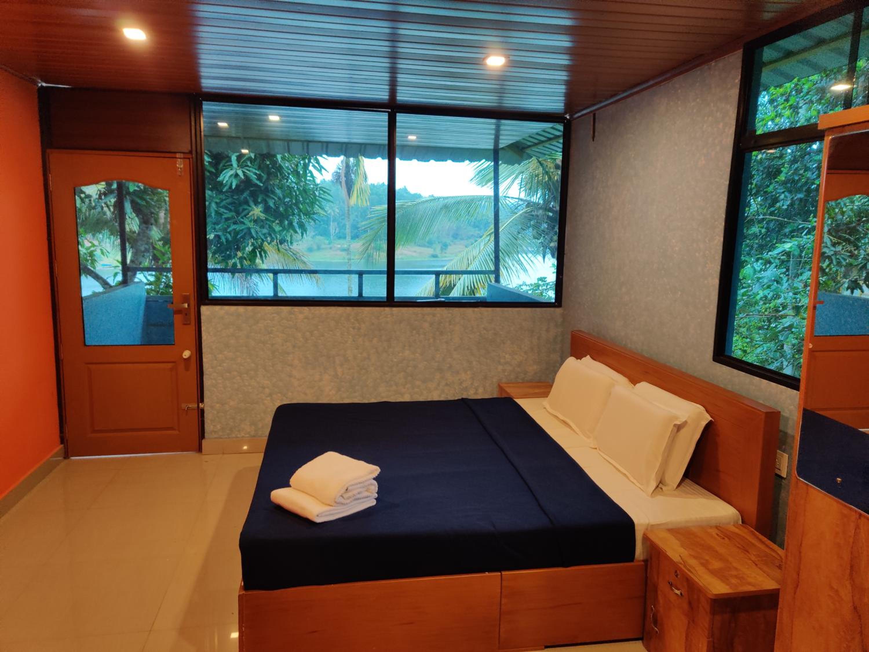 Deluxe Double Room with Balcony and Lake View