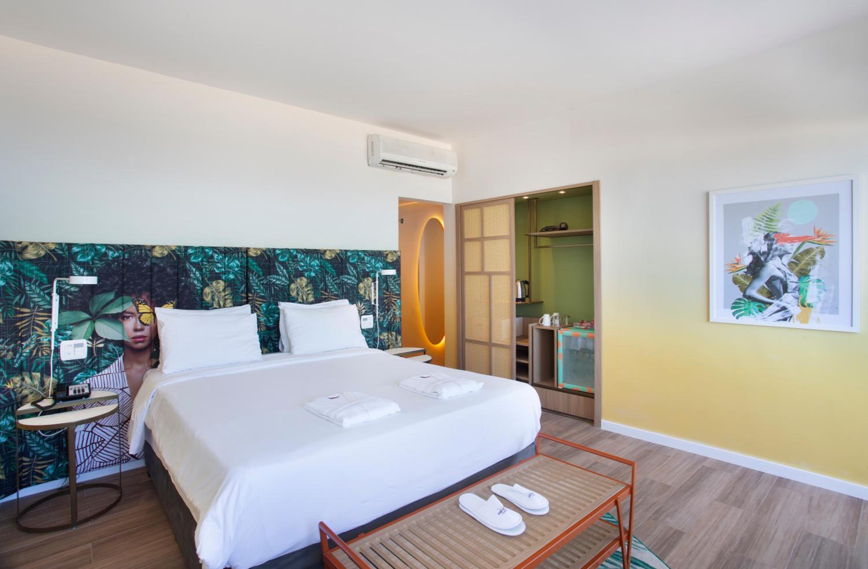 Deluxe Double Room with Sea View thumbnail 6