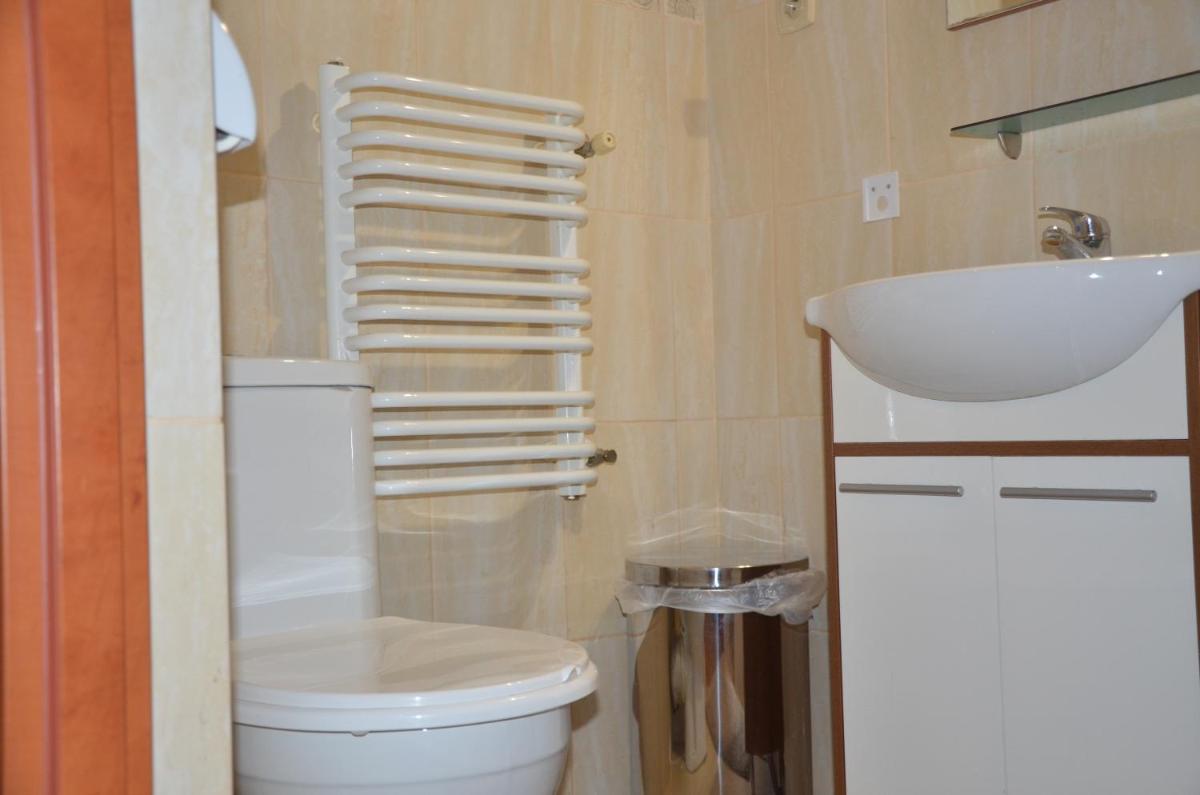 Family Room with Private Bathroom - Photo 5