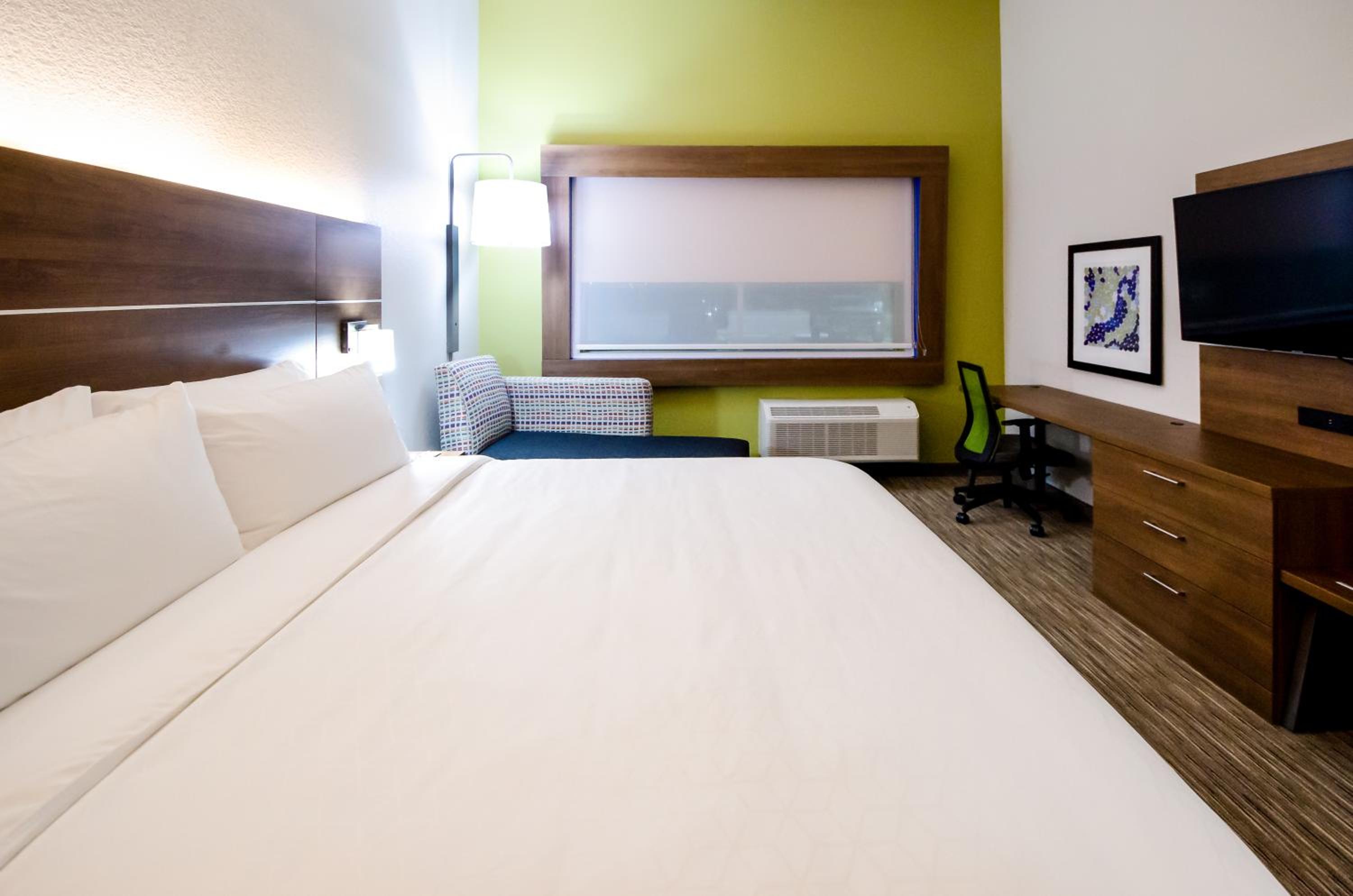 Standard King Room - Photo 7