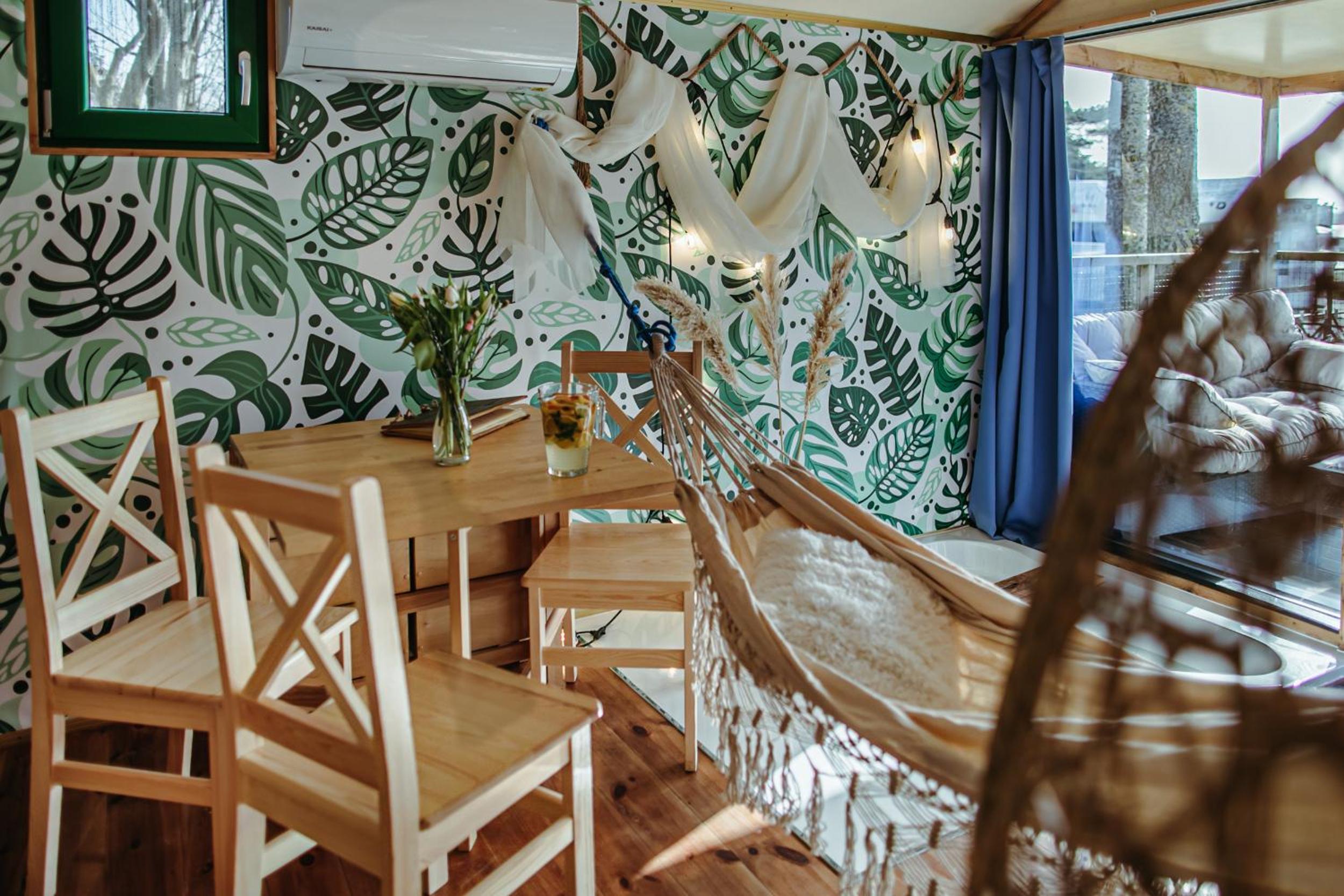 One-Bedroom Cottage in the trees with Jacuzzi