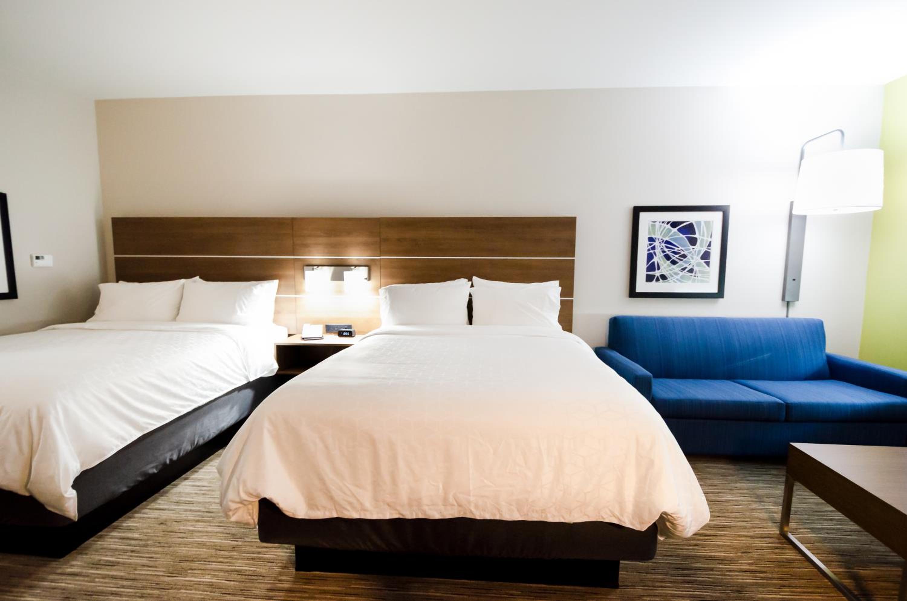 Queen Suite with Two Queen Beds - Photo 5