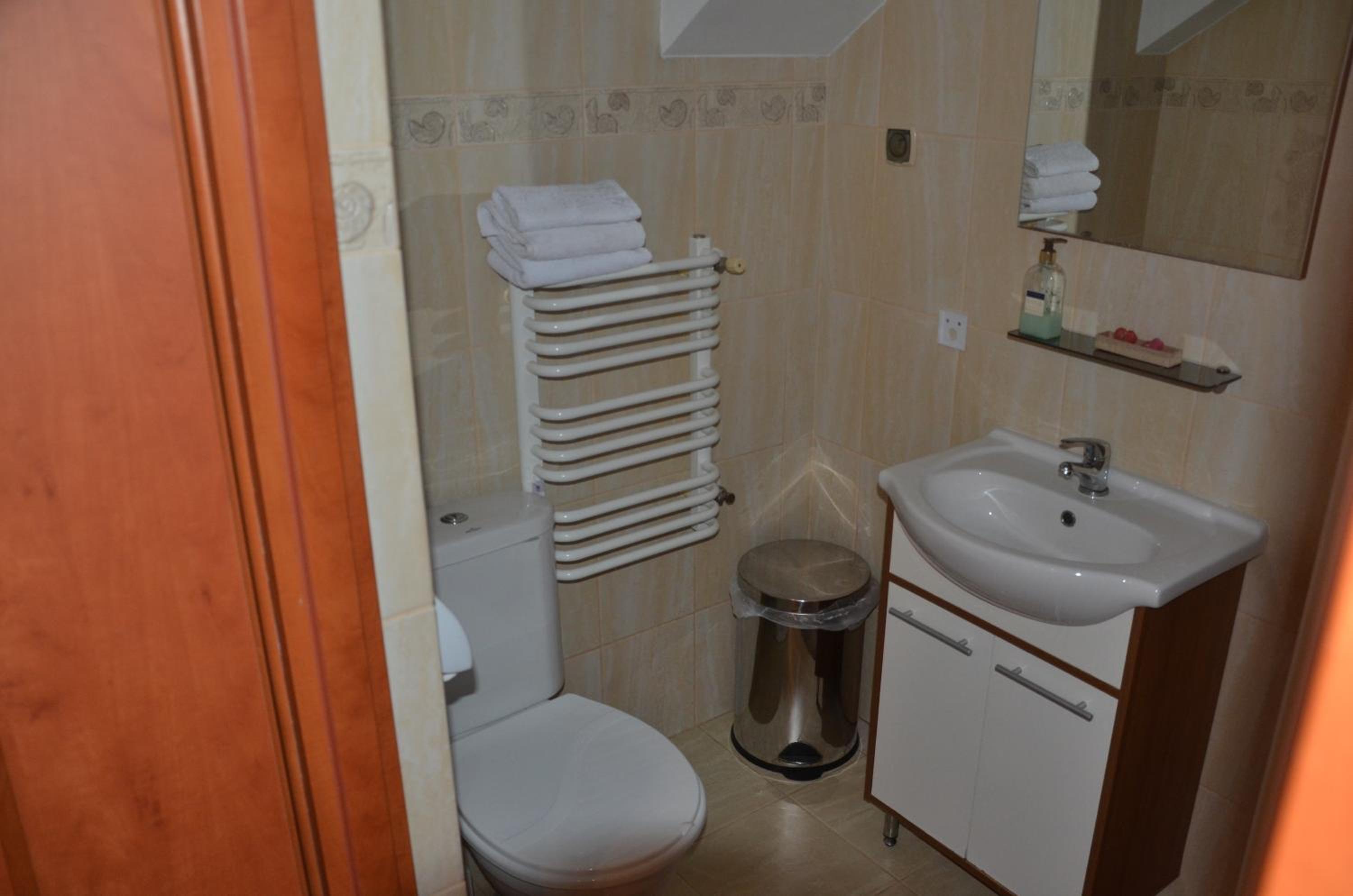 Family Room with Private Bathroom - Photo 7