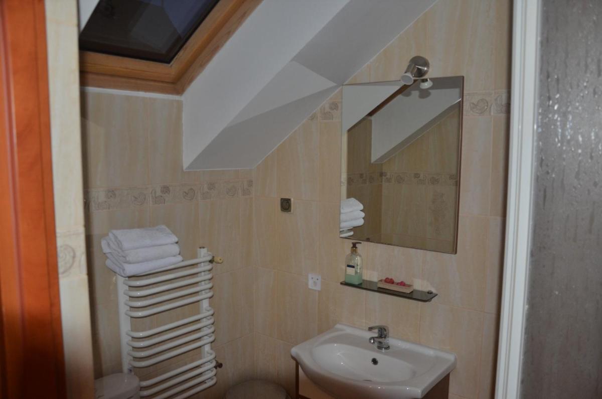 Family Room with Private Bathroom - Photo 8